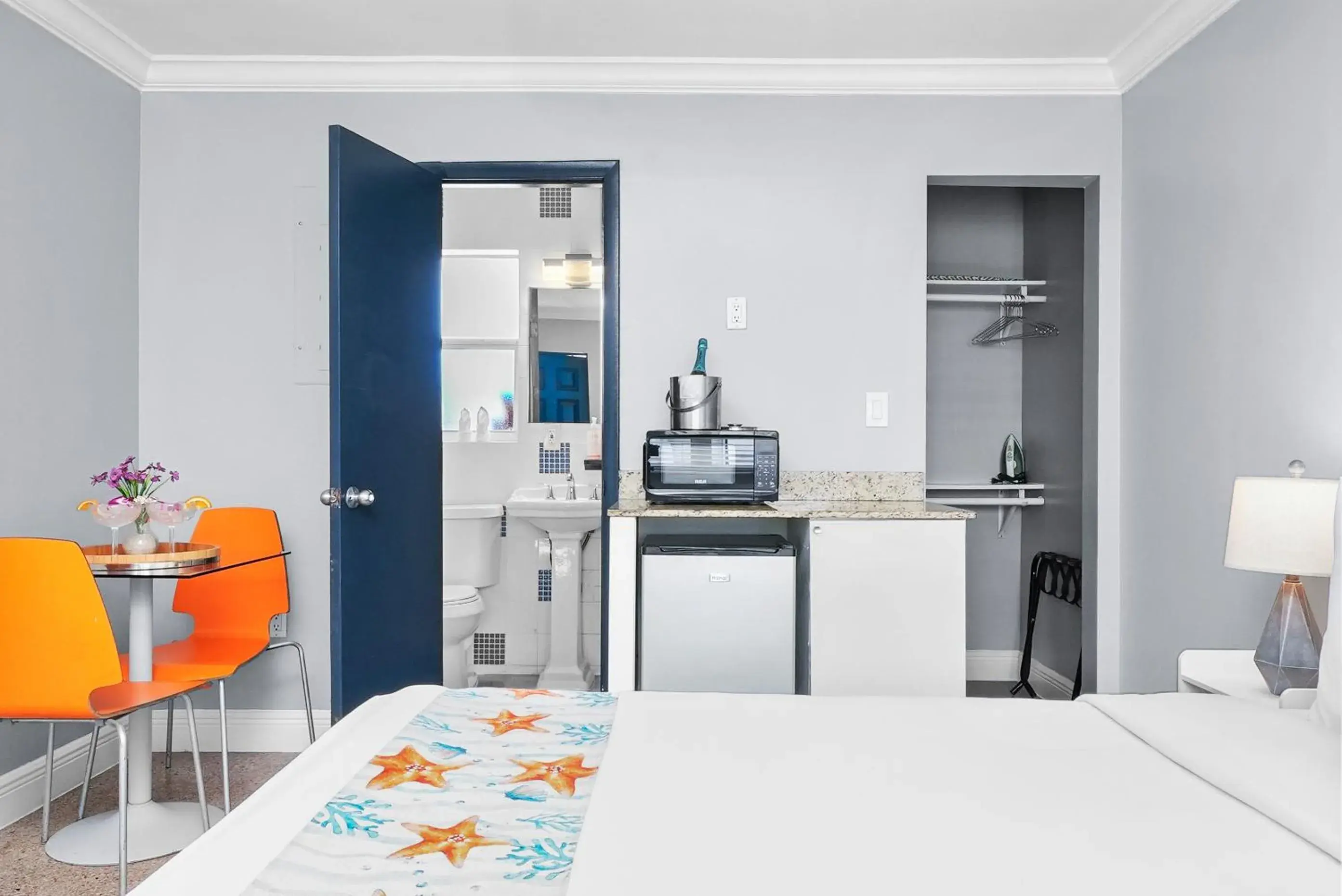 Kitchen or kitchenette, Bed in Hollywood Beach Suites and Hotel Kitchen or kitchenette, Bed in Hollywood Beach Suites and Hotel