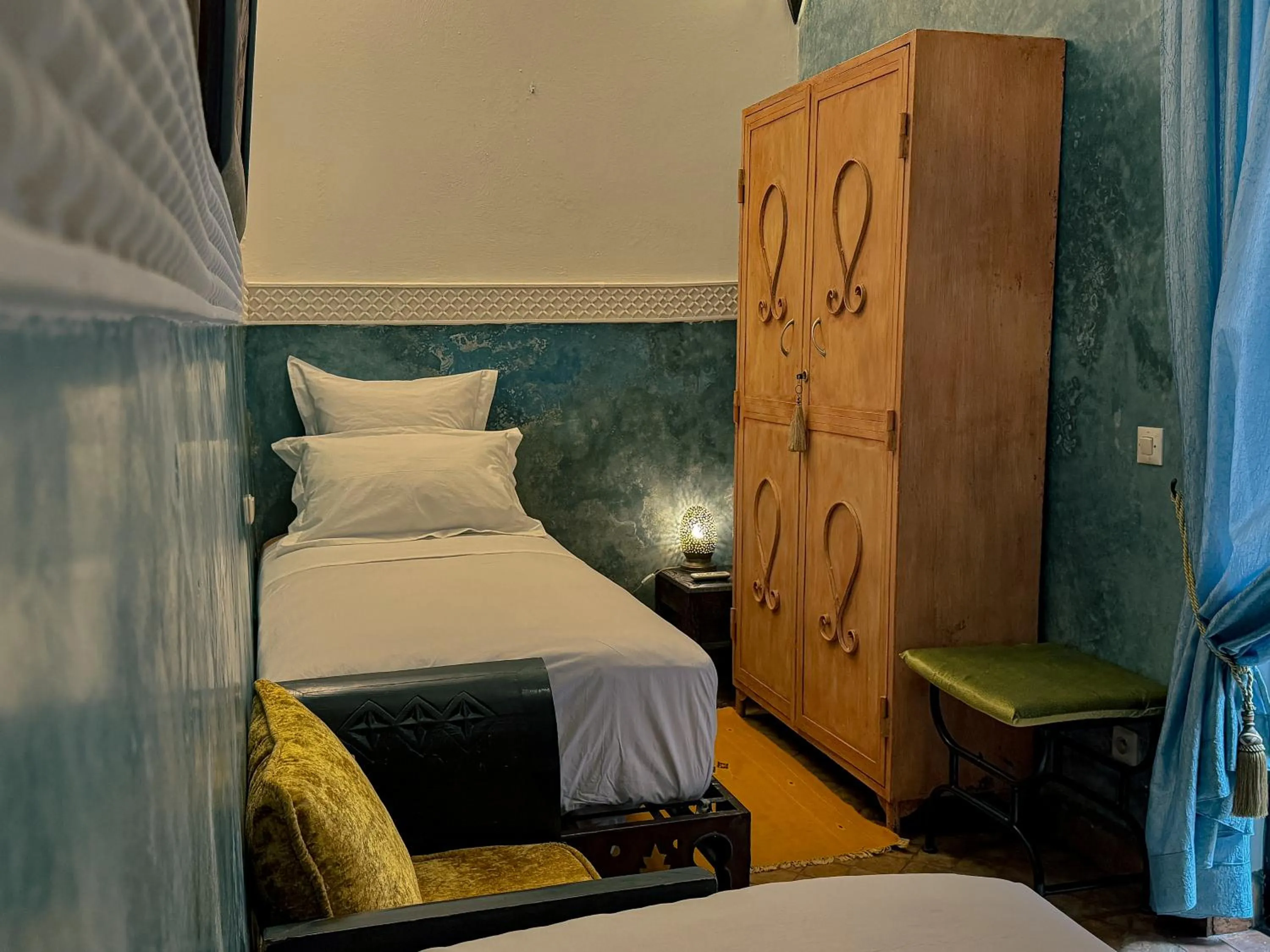 Photo of the whole room, Bed in Riad Lapis-lazuli