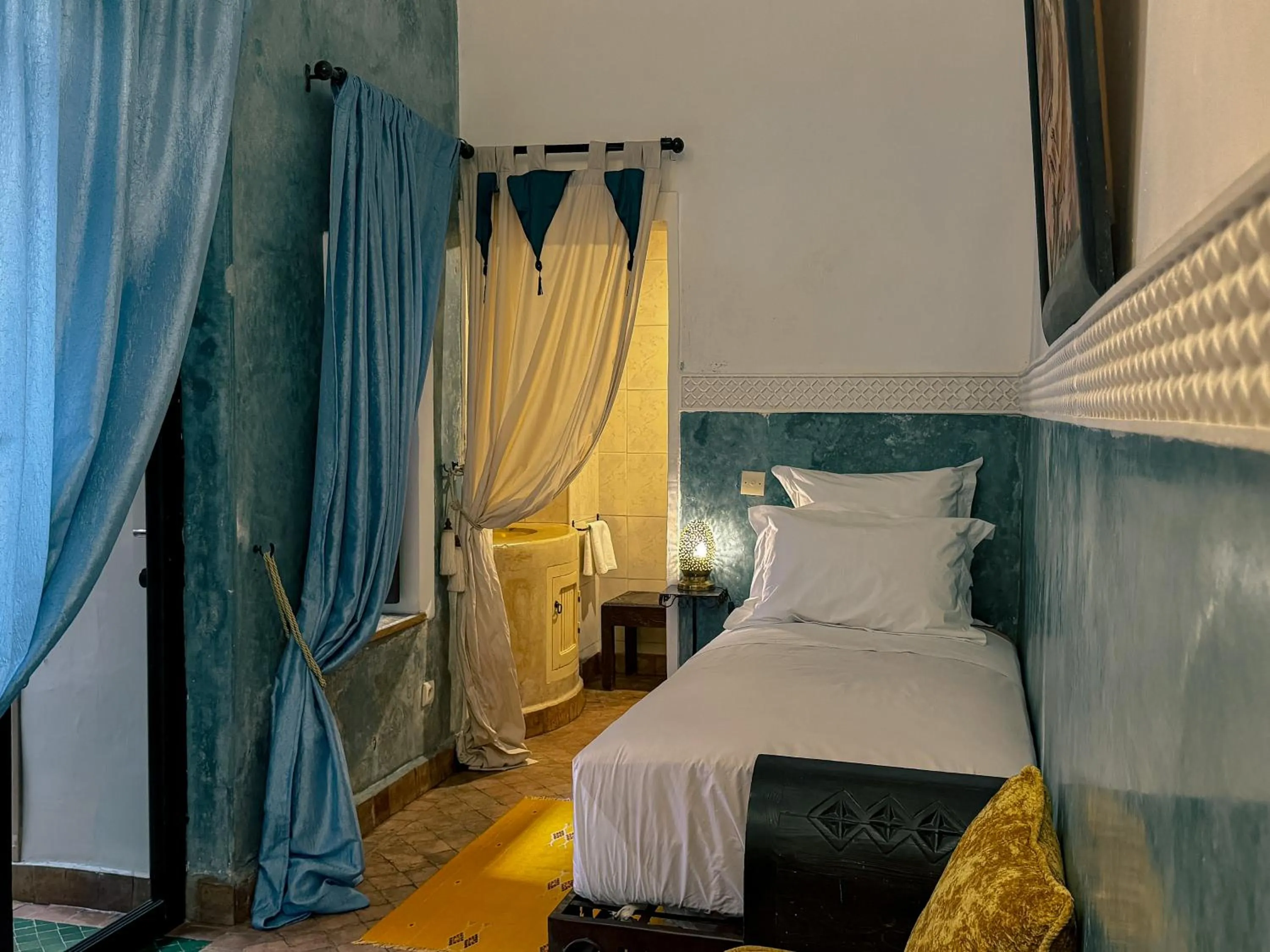 Bed in Riad Lapis-lazuli