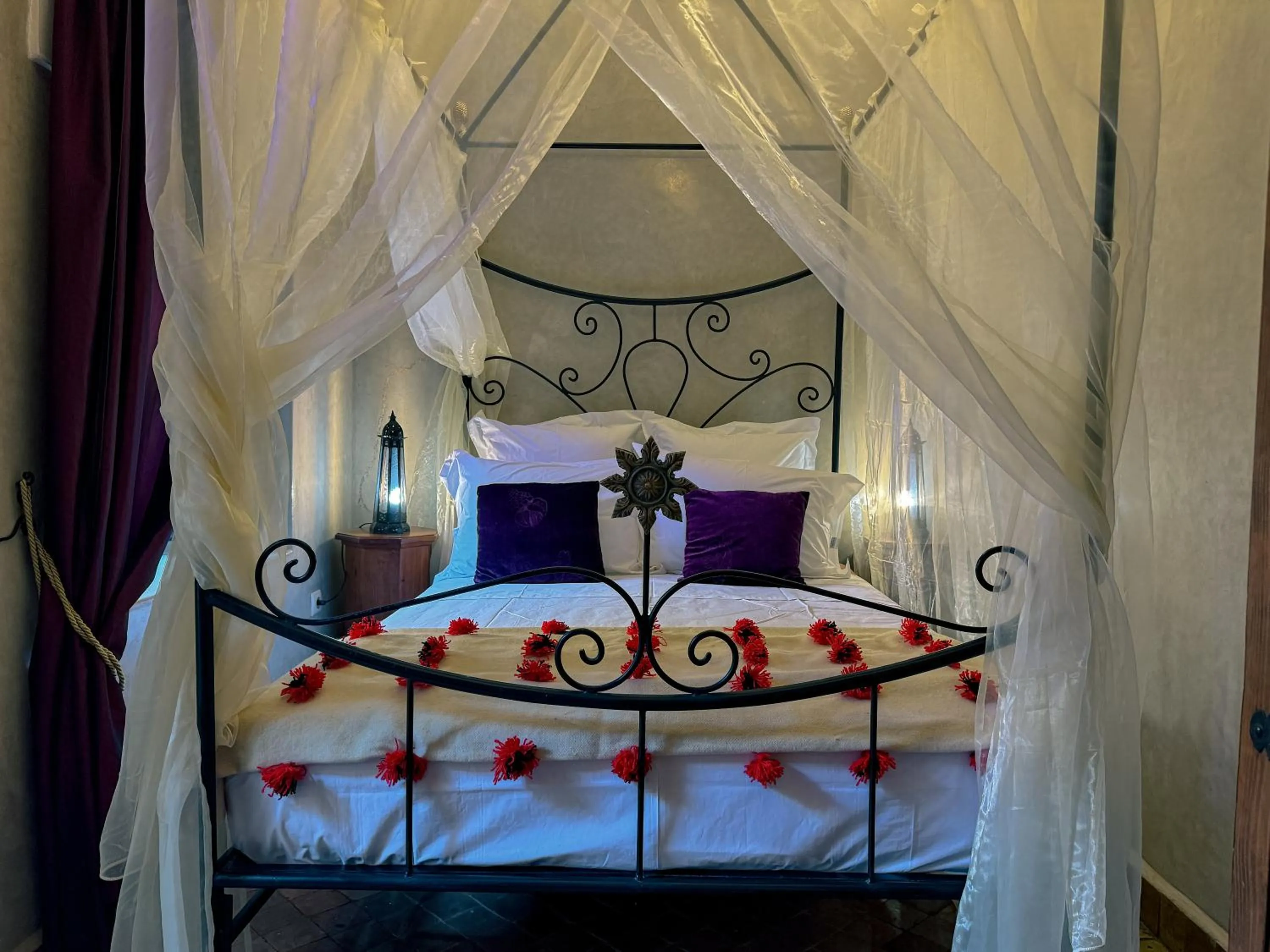 Bed in Riad Lapis-lazuli