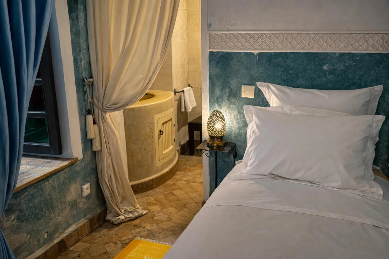 Bed in Riad Lapis-lazuli