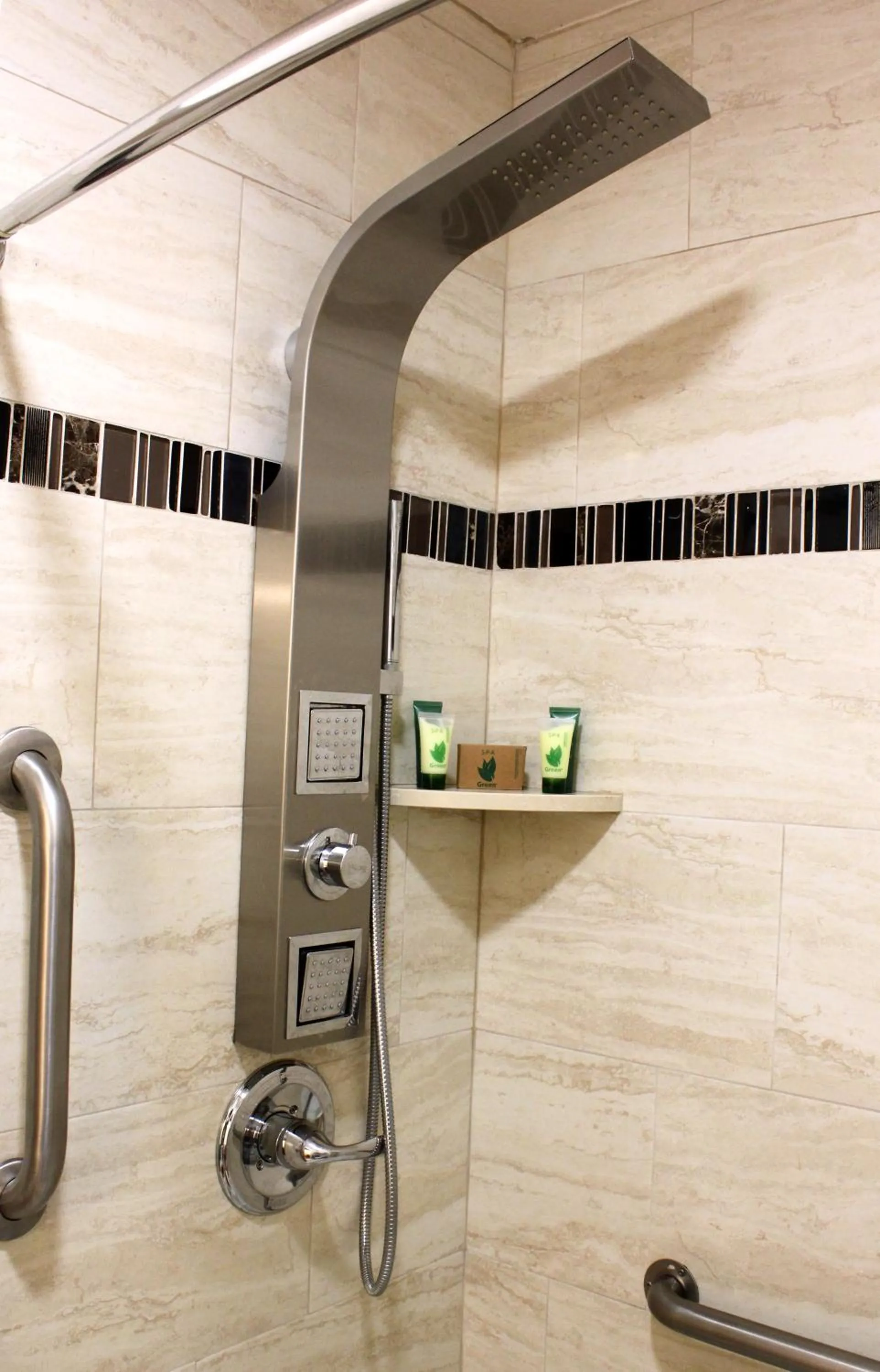 Shower in Lombard Plaza Motel