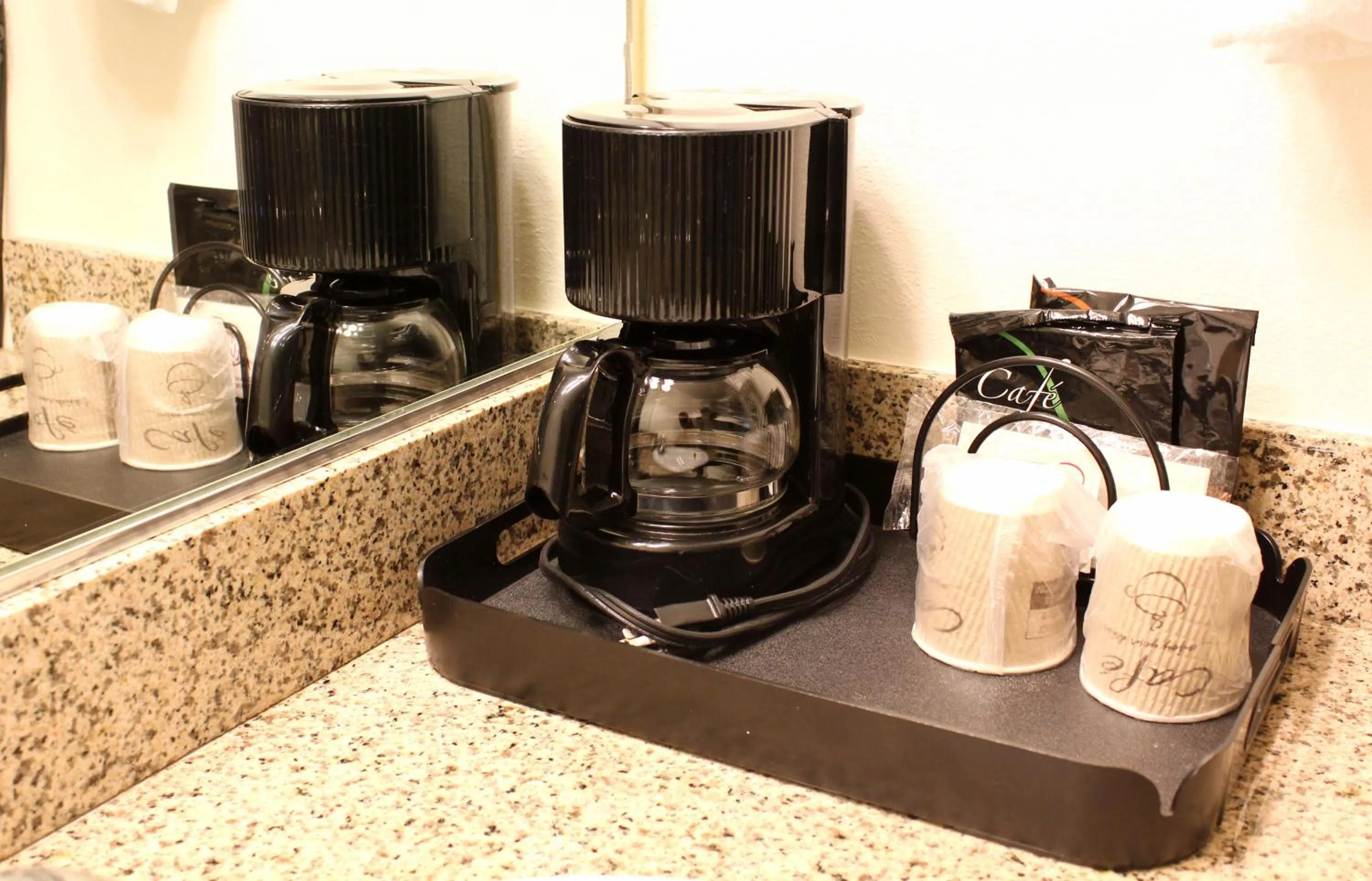 Coffee/tea facilities in Lombard Plaza Motel