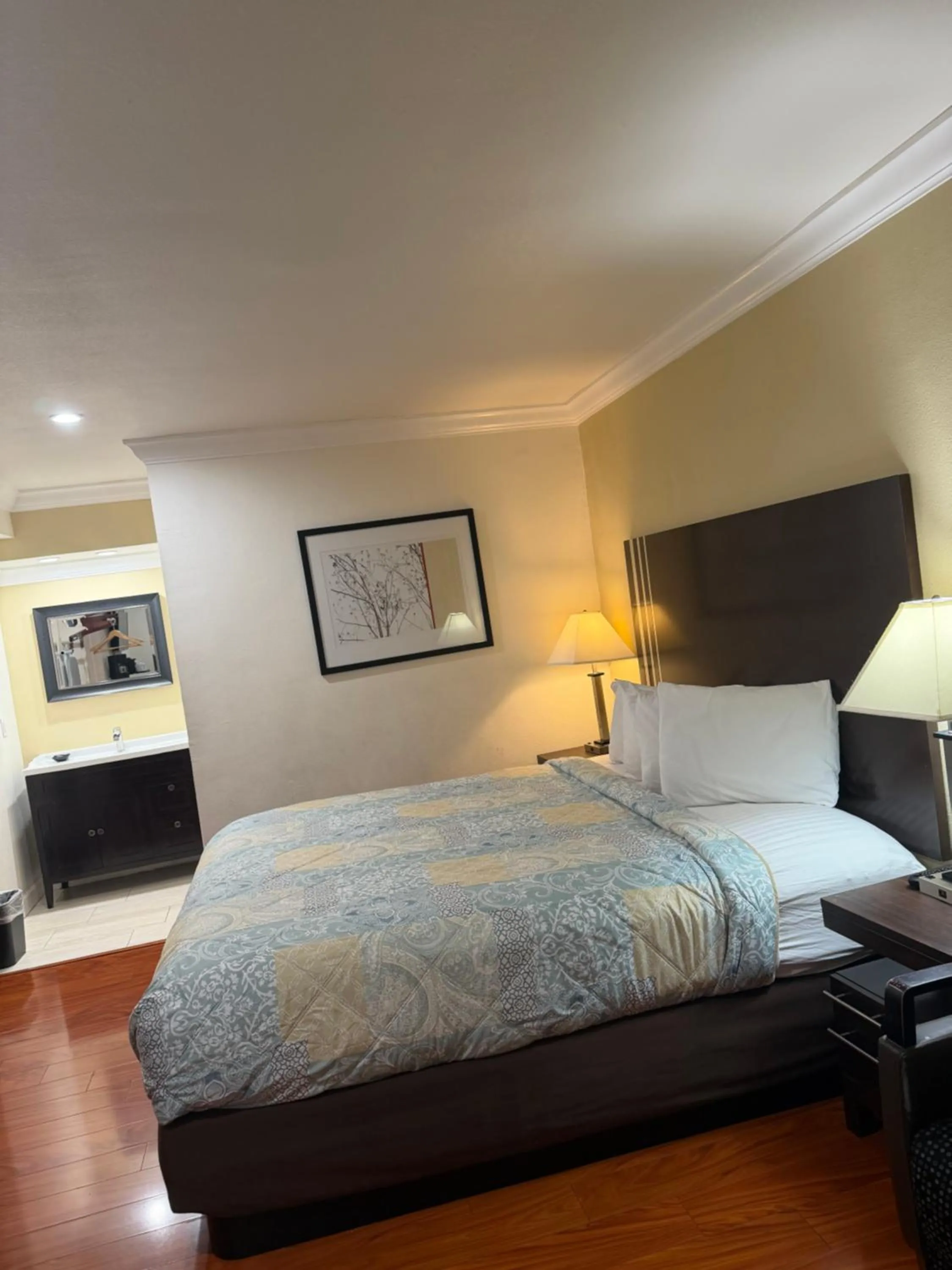 Bed in Lombard Plaza Motel