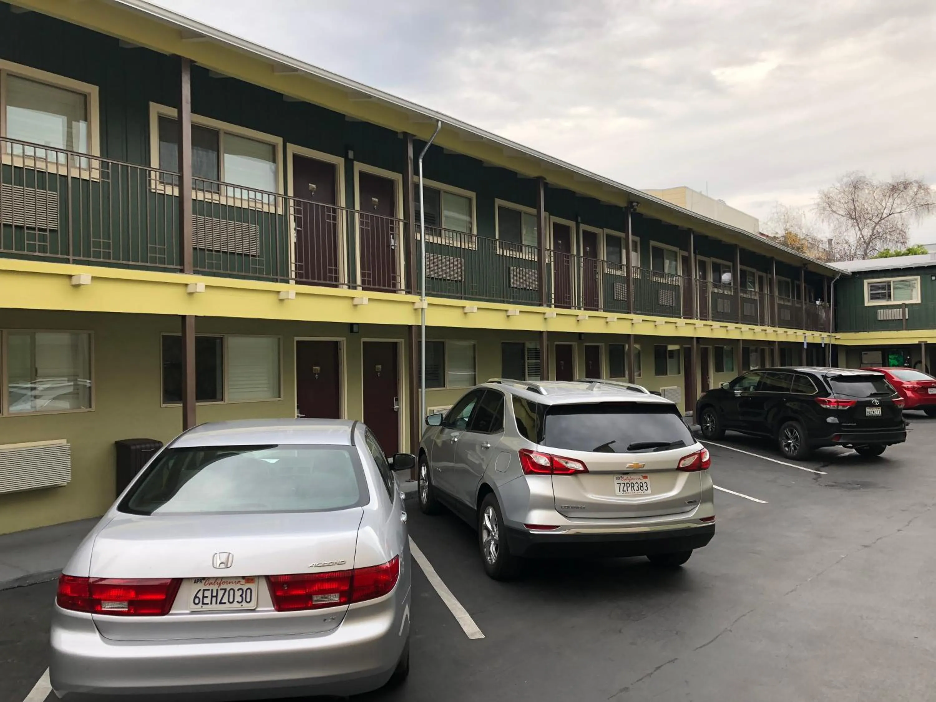 Property building in Lombard Plaza Motel