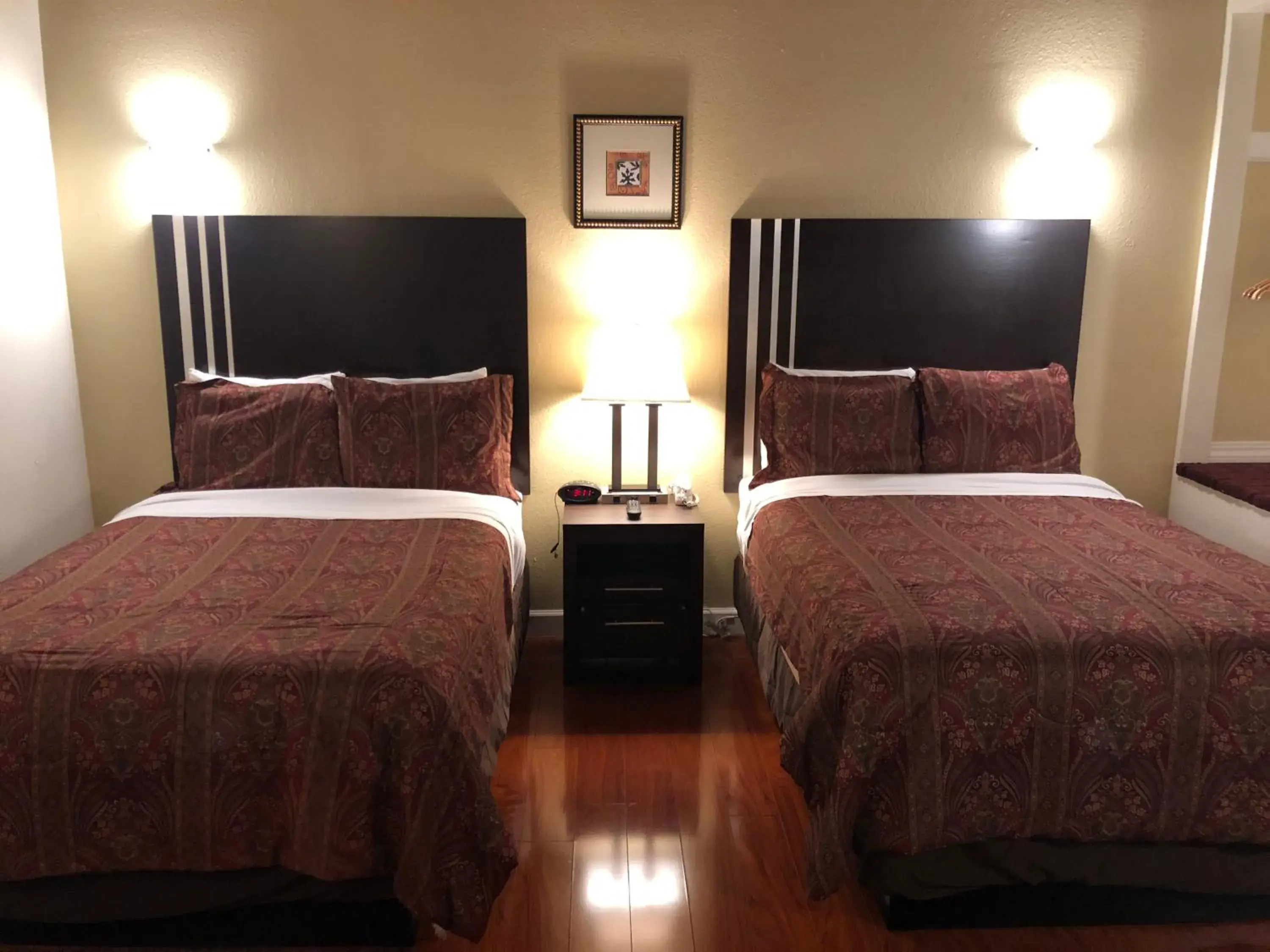 Bed in Lombard Plaza Motel Bed in Lombard Plaza Motel