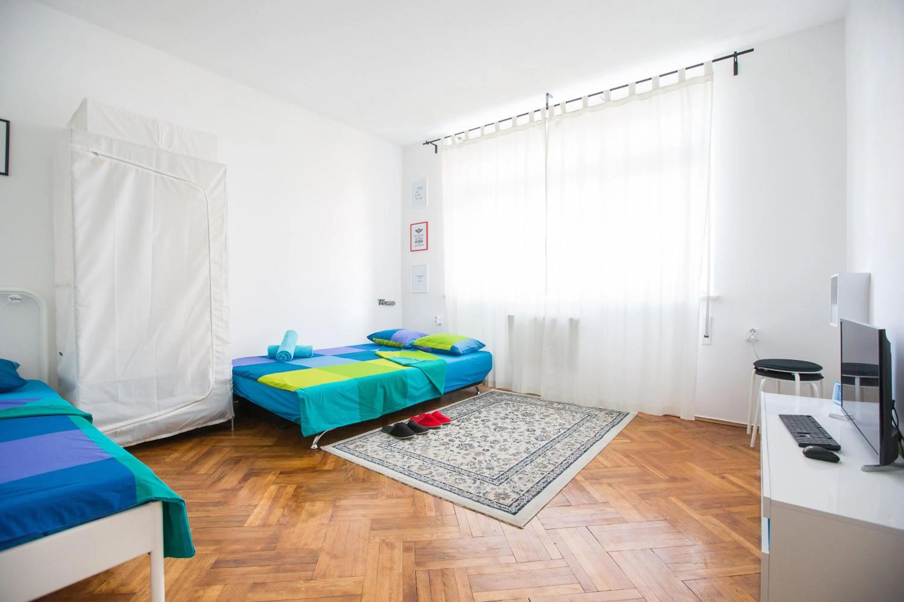 Bedroom, Bed in Center eazZynight 2