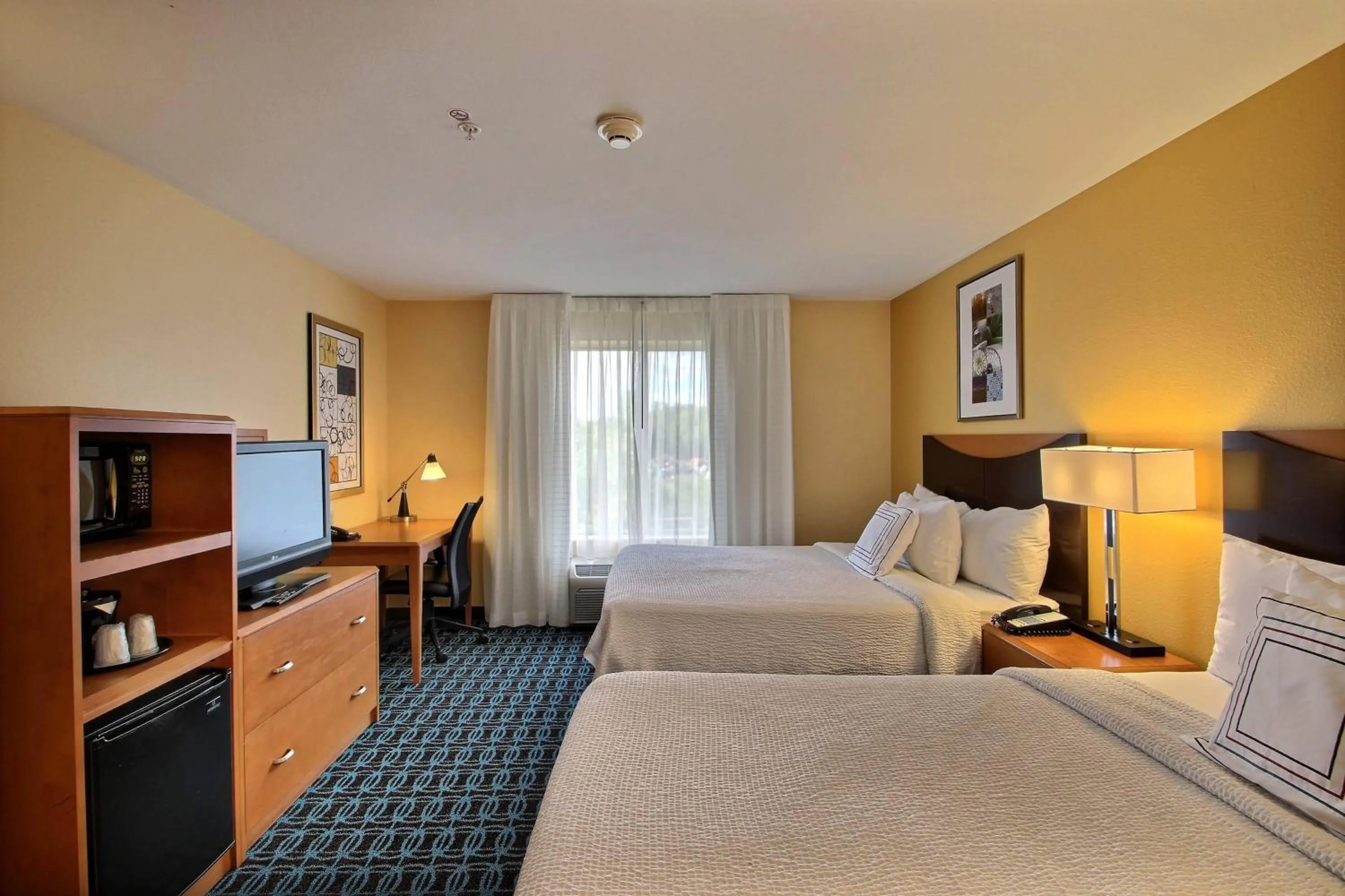 Photo of the whole room, Bed in Fairfield Inn & Suites by Marriott Milwaukee Airport