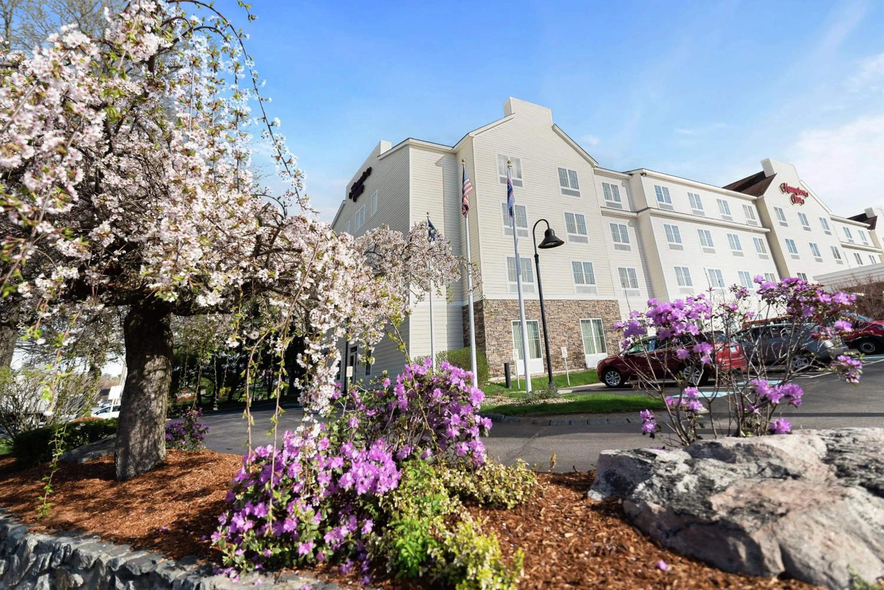 Property building in Hampton Inn Nashua
