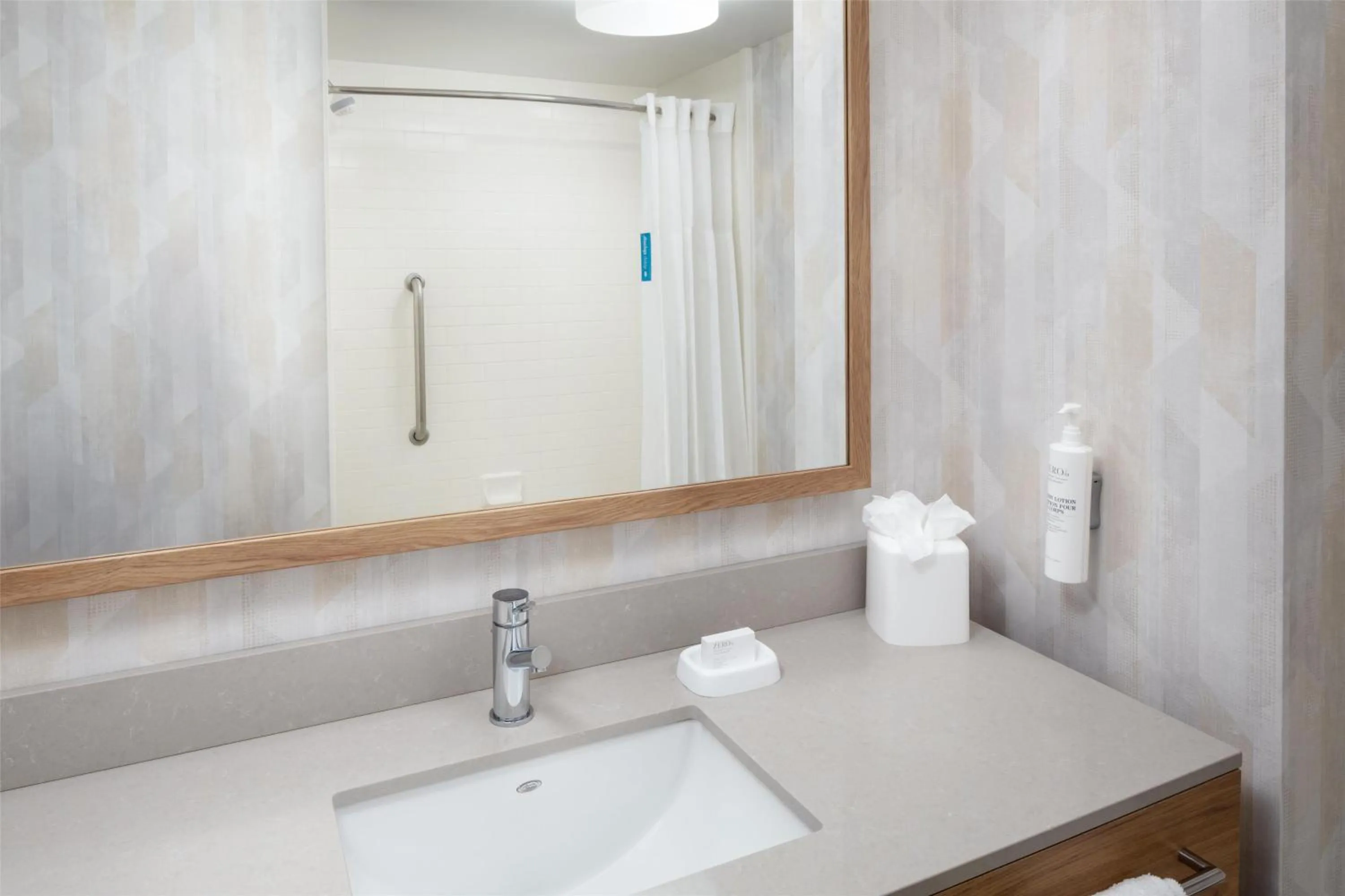 Bathroom in Hampton Inn Nashua