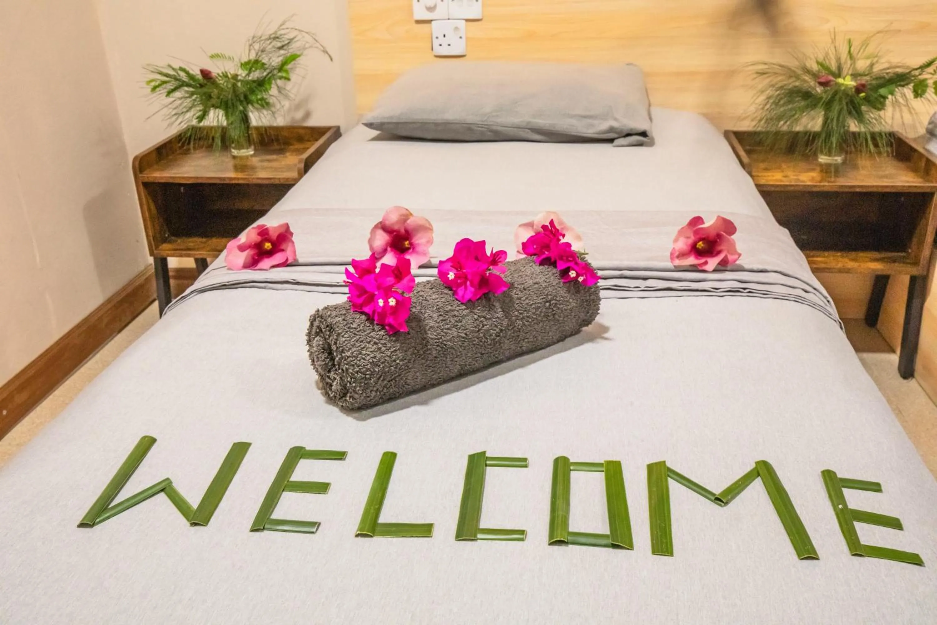 Property building, Bed in Dive Villa Thoddoo
