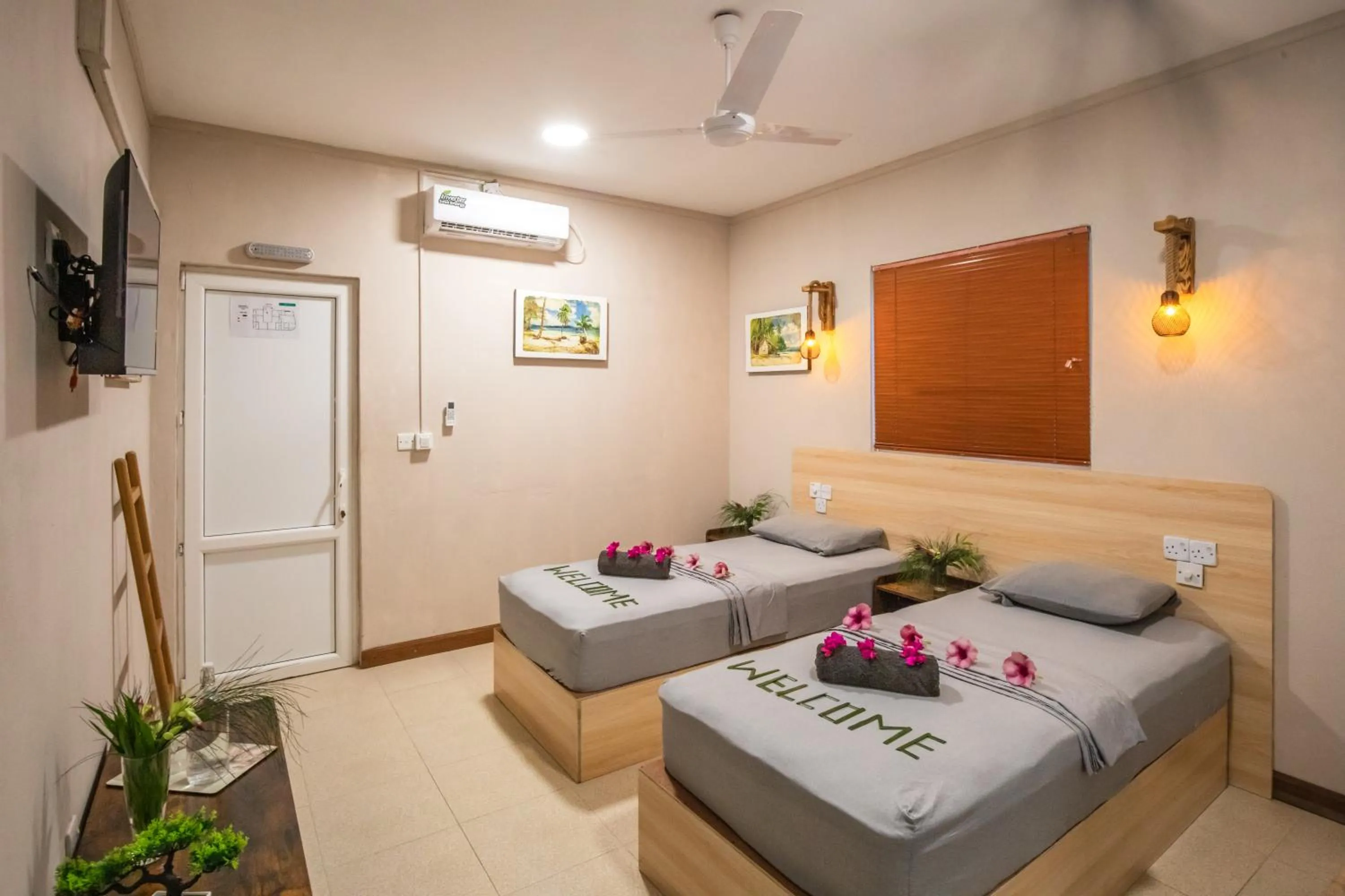 Property building, Bed in Dive Villa Thoddoo