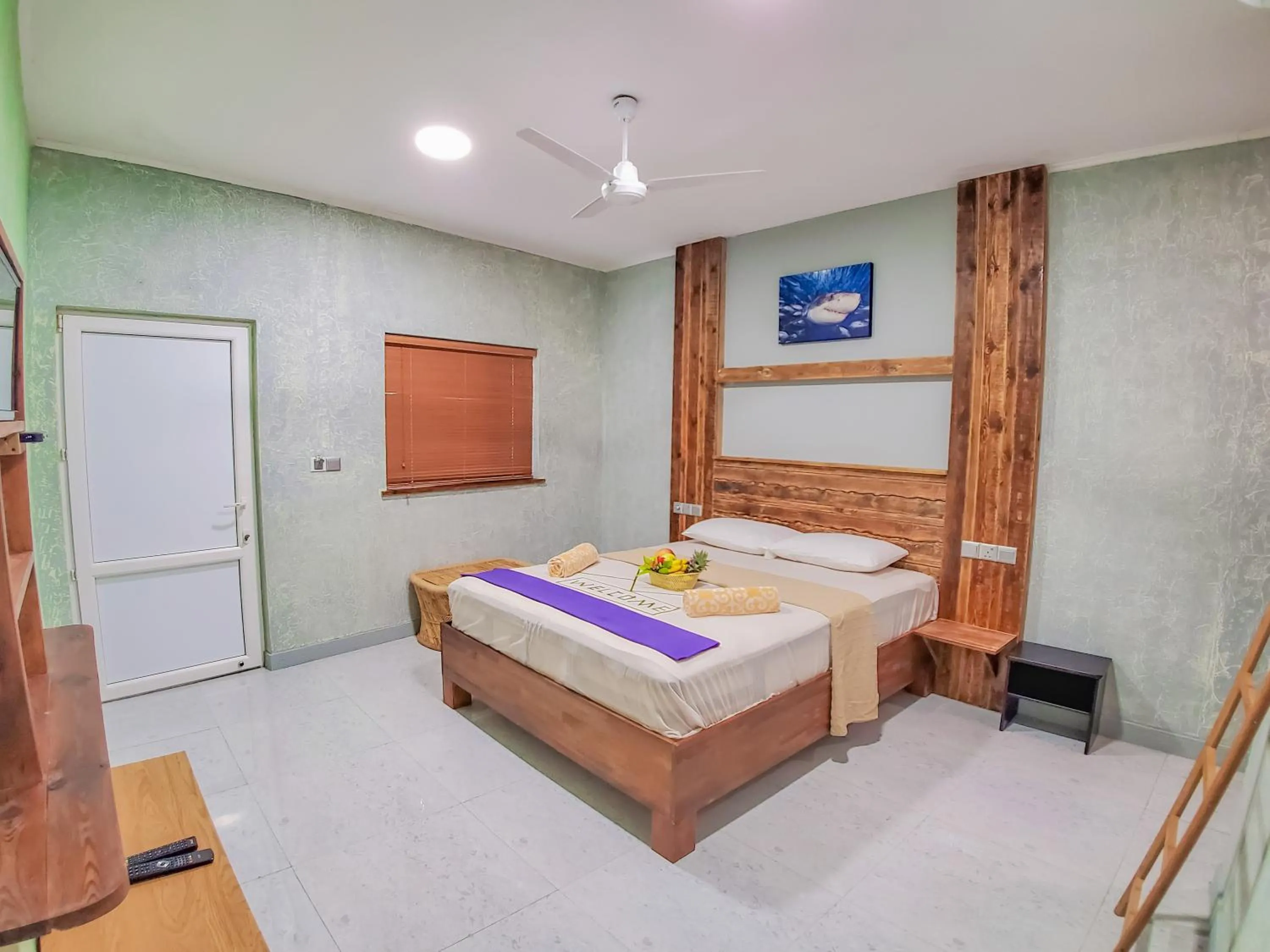 Photo of the whole room, Bed in Dive Villa Thoddoo