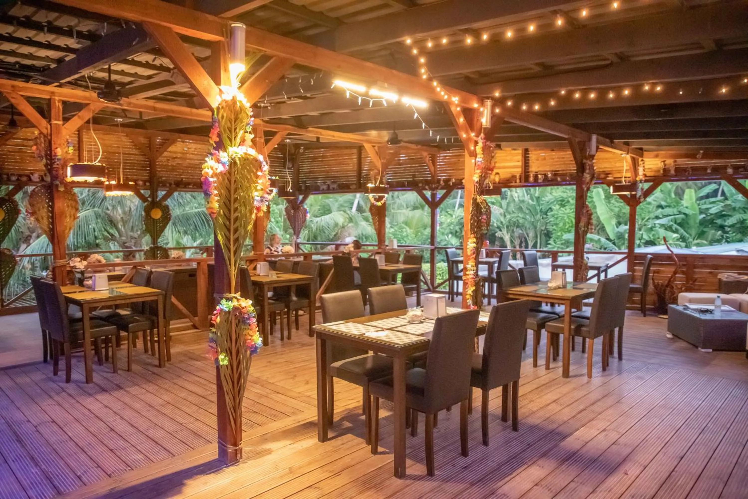 Restaurant/places to eat in Dive Villa Thoddoo