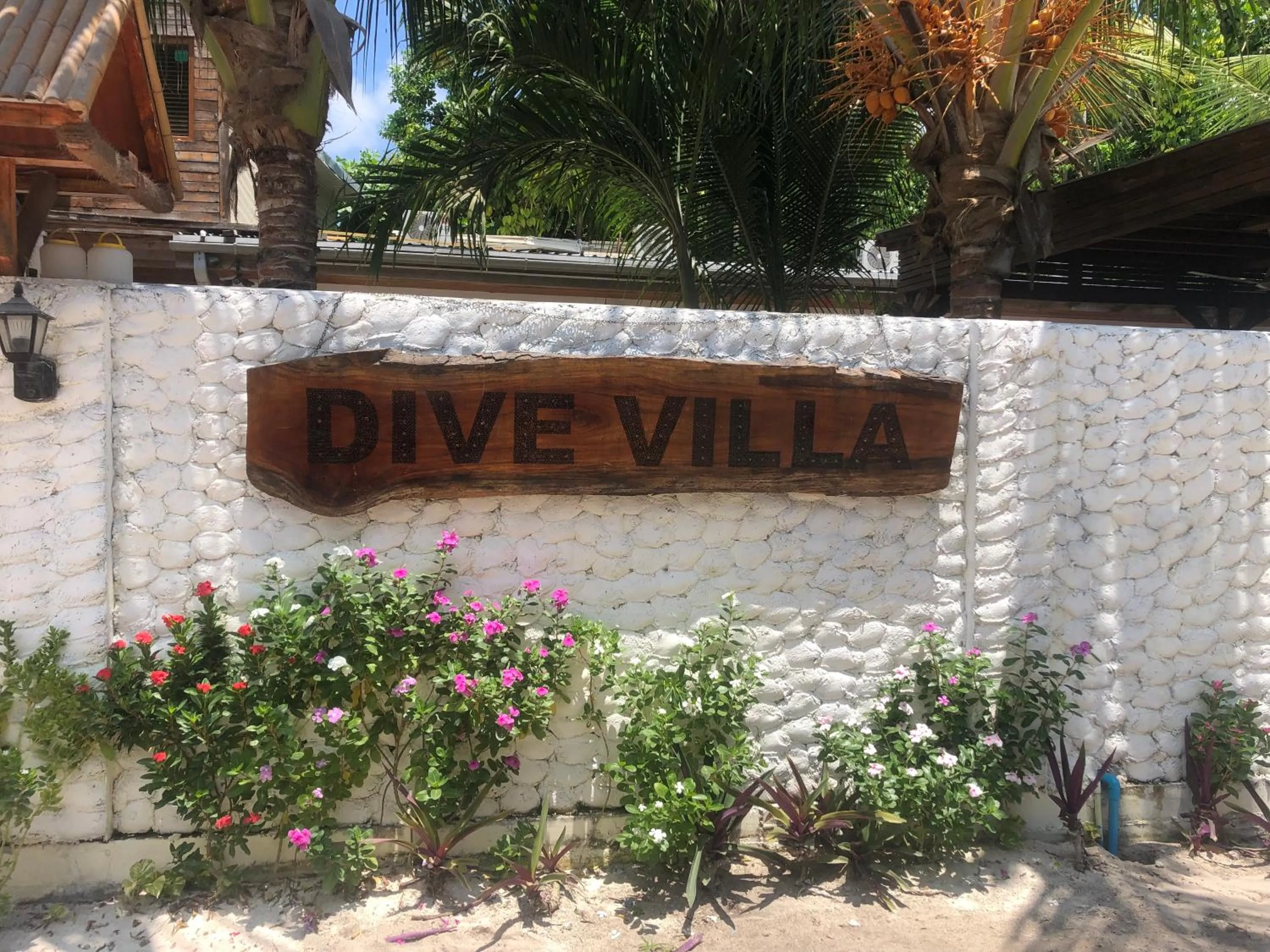 Facade/entrance in Dive Villa Thoddoo