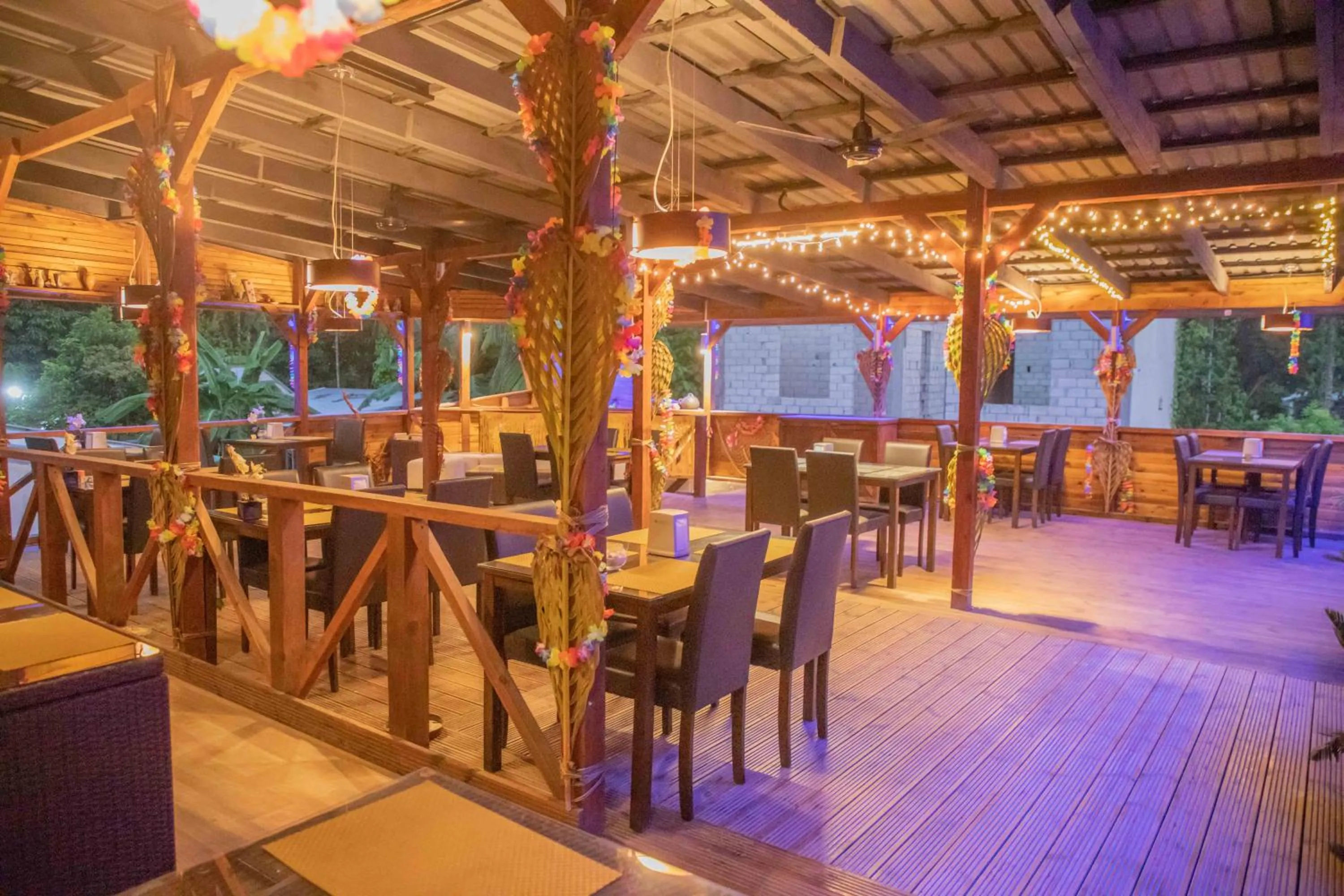 Restaurant/places to eat in Dive Villa Thoddoo