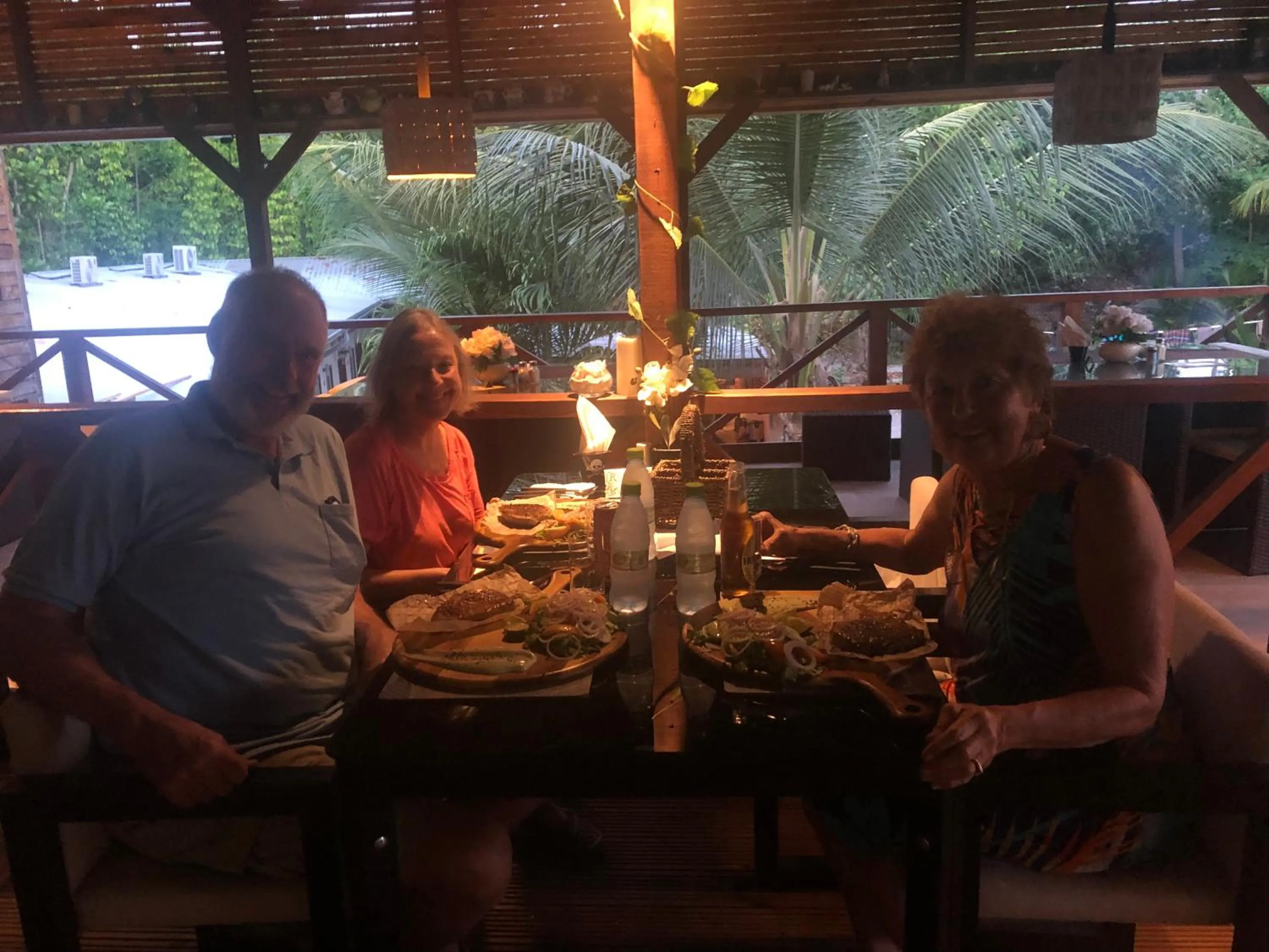Restaurant/places to eat in Dive Villa Thoddoo