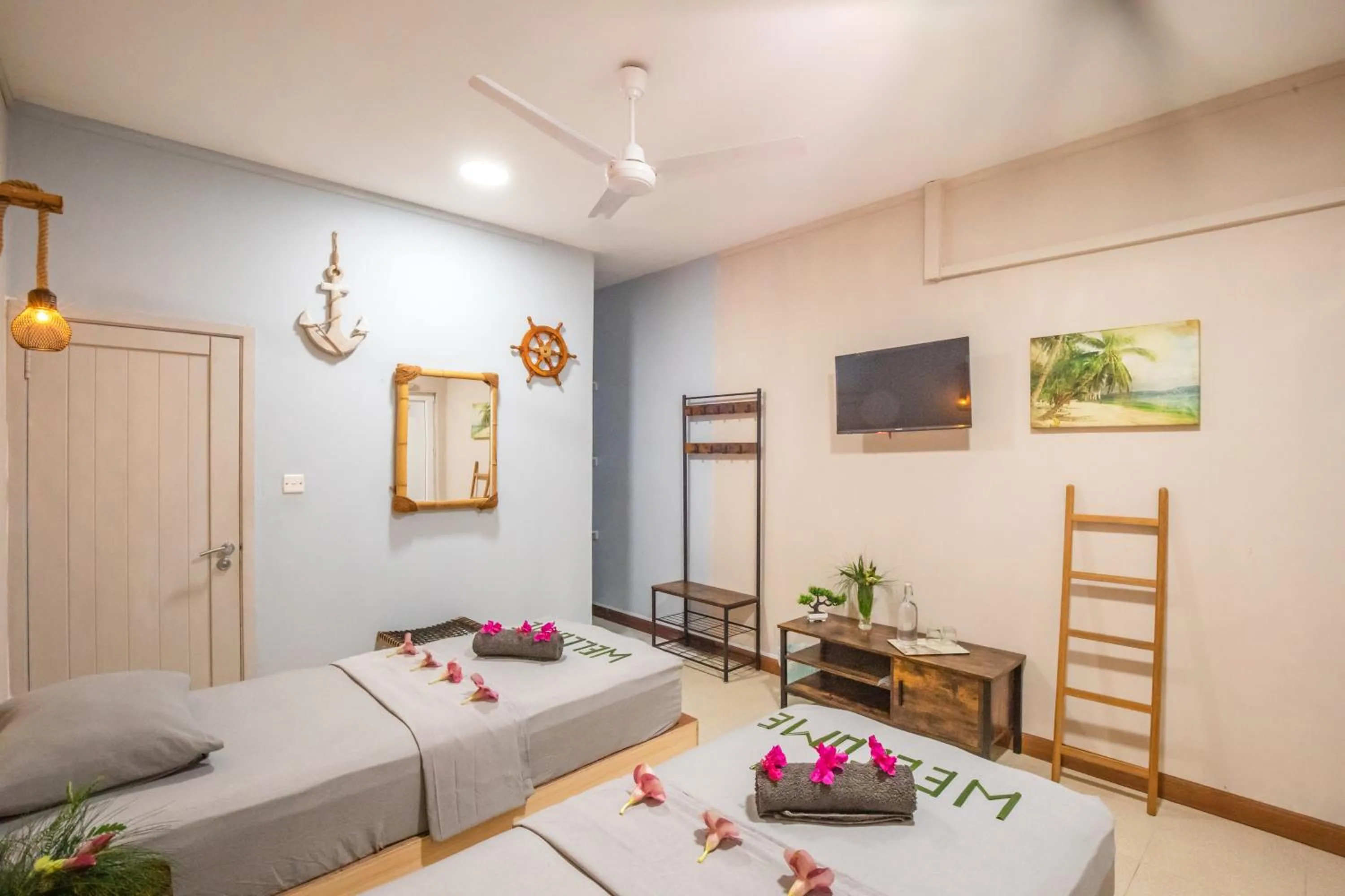 Property building, Bed in Dive Villa Thoddoo