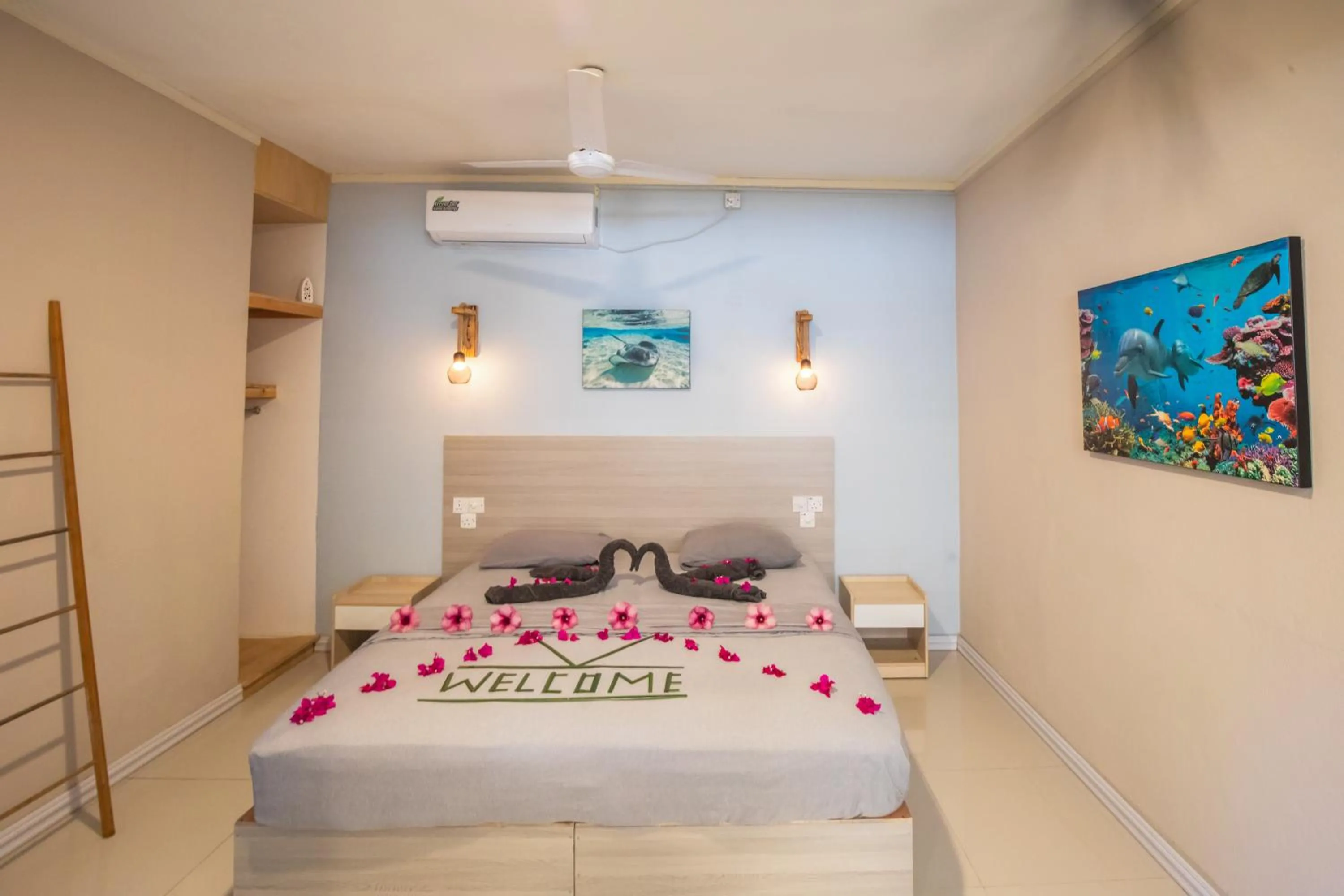 Property building, Bed in Dive Villa Thoddoo