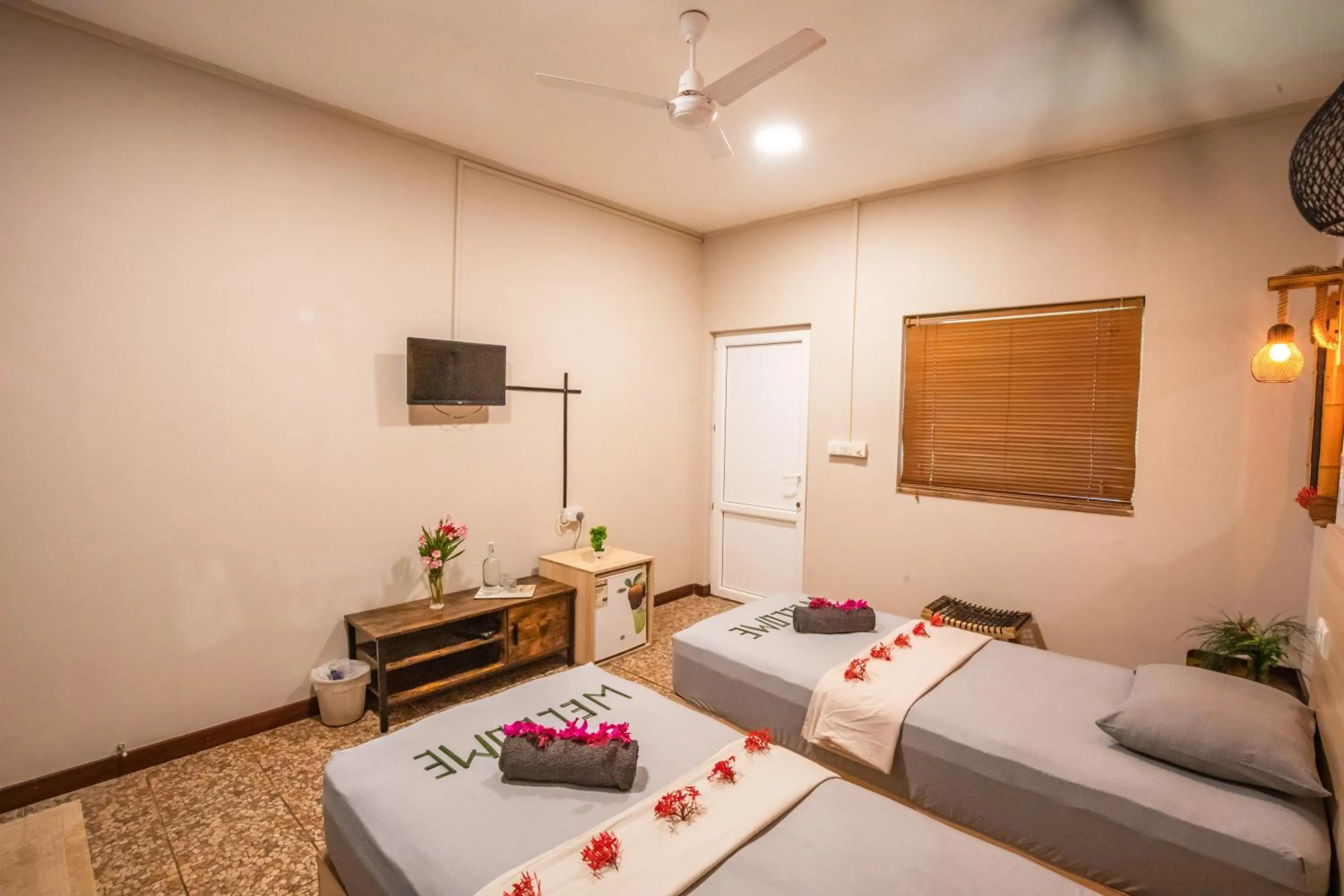 Property building, Bed in Dive Villa Thoddoo