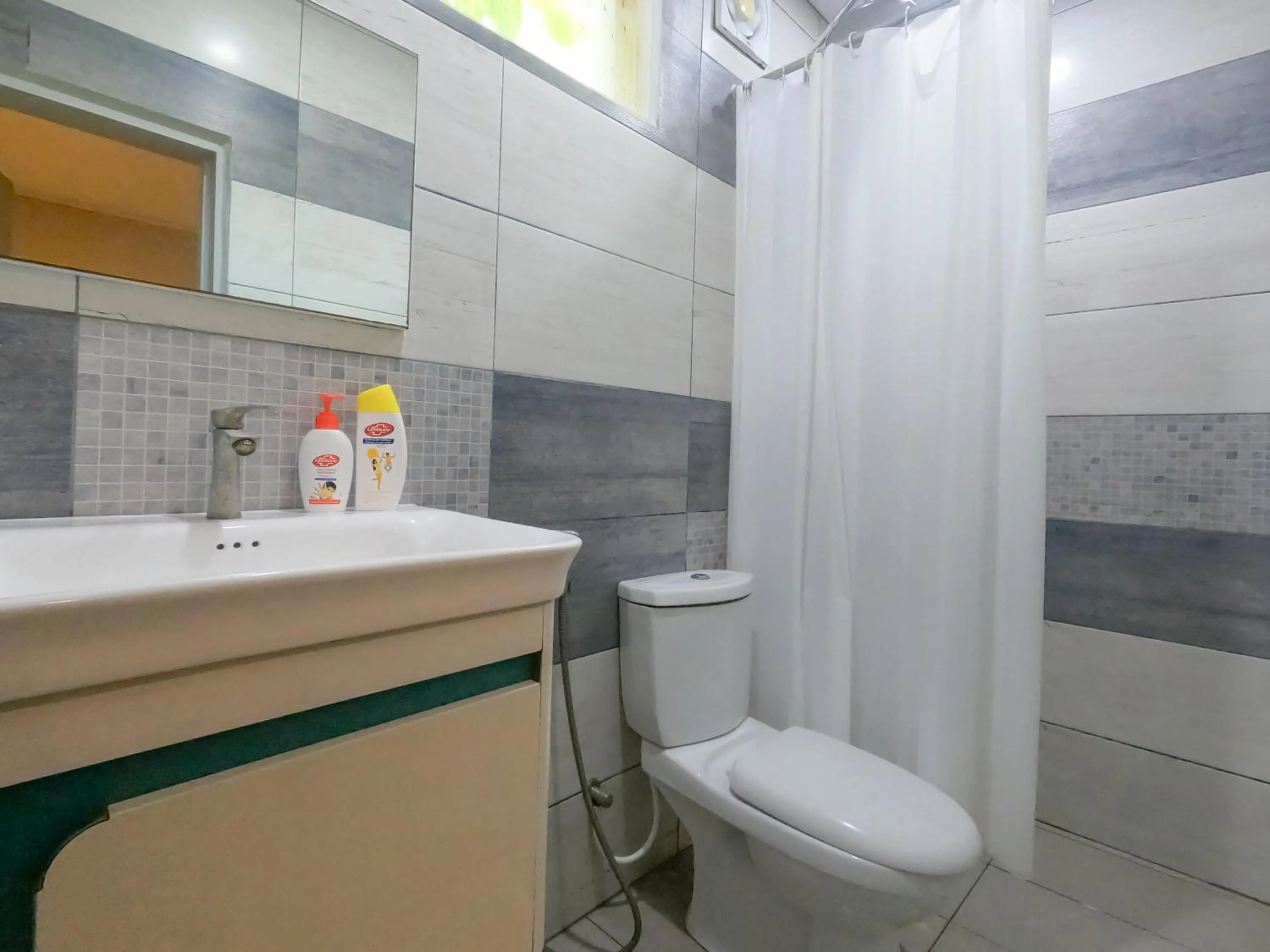 Shower in Dive Villa Thoddoo