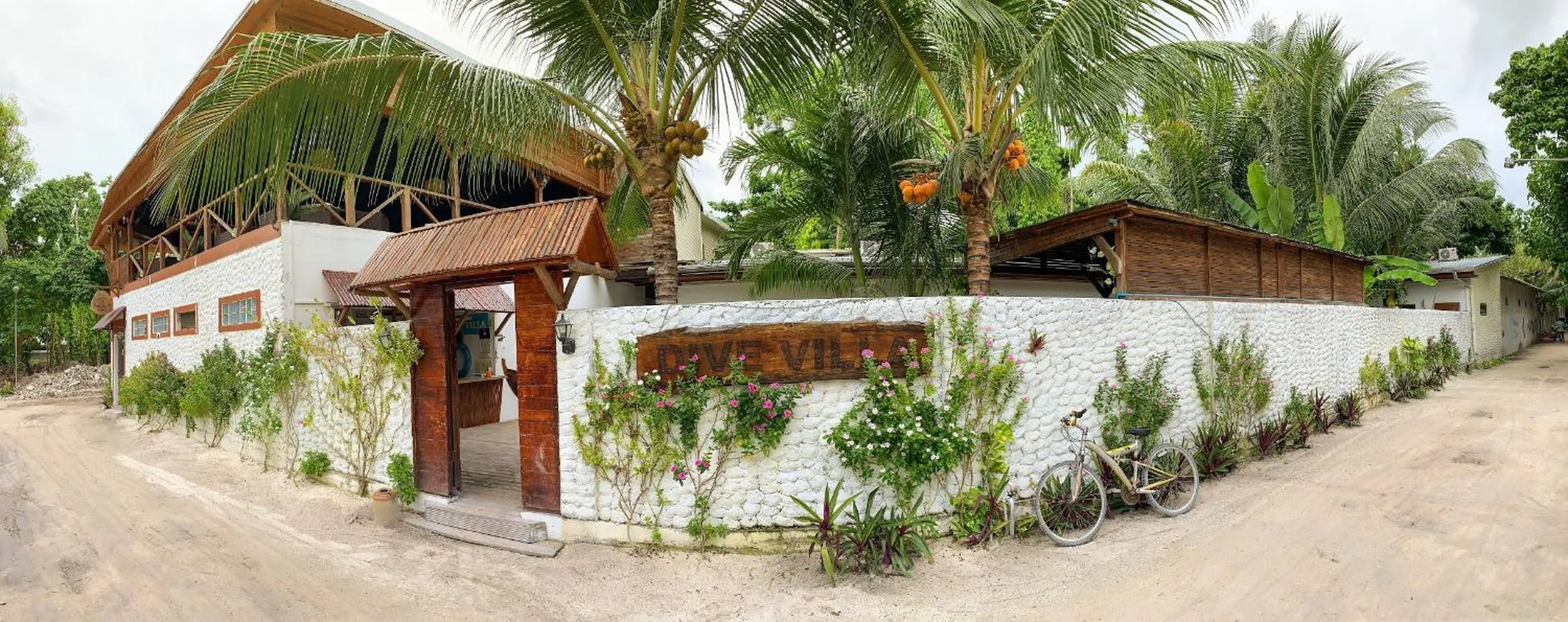 Facade/entrance in Dive Villa Thoddoo