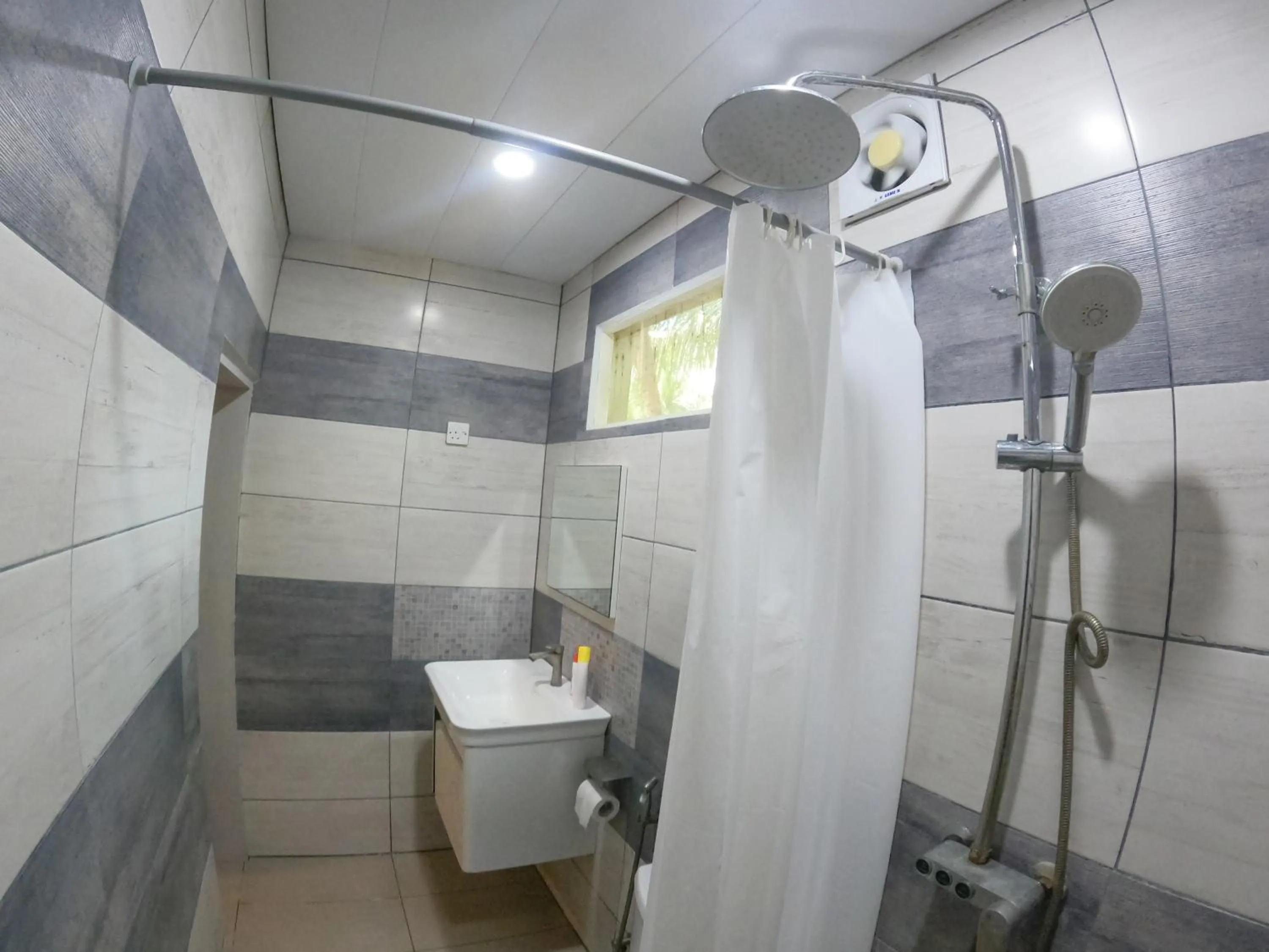Shower in Dive Villa Thoddoo