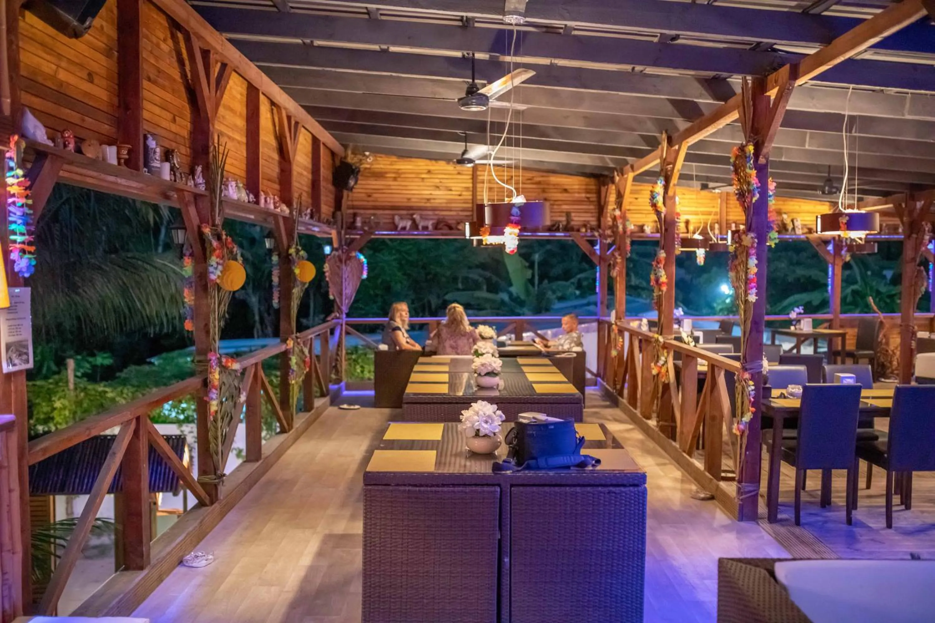 Restaurant/places to eat in Dive Villa Thoddoo