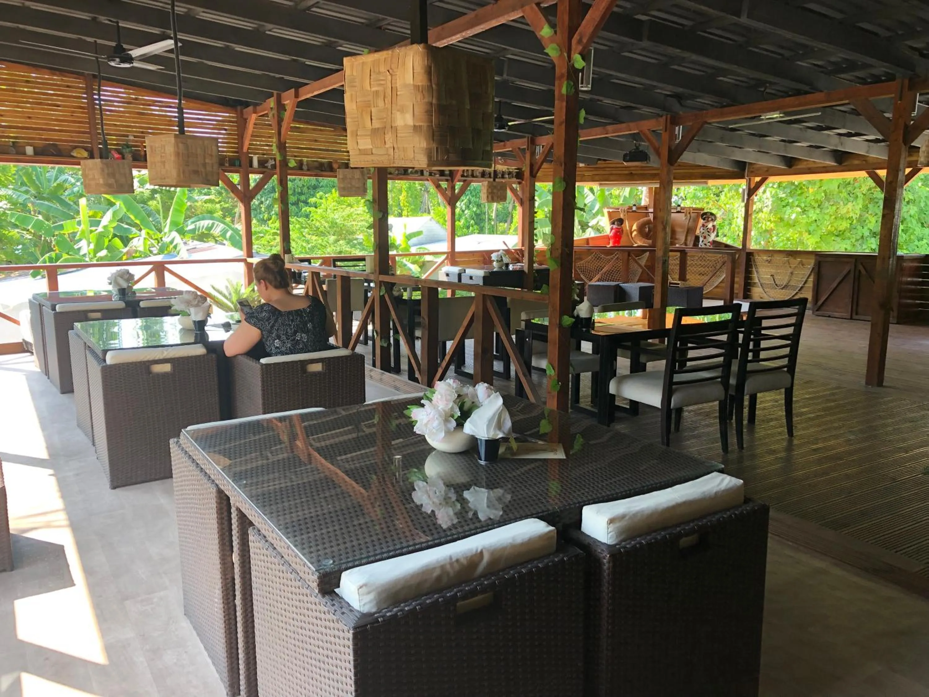 Restaurant/places to eat in Dive Villa Thoddoo
