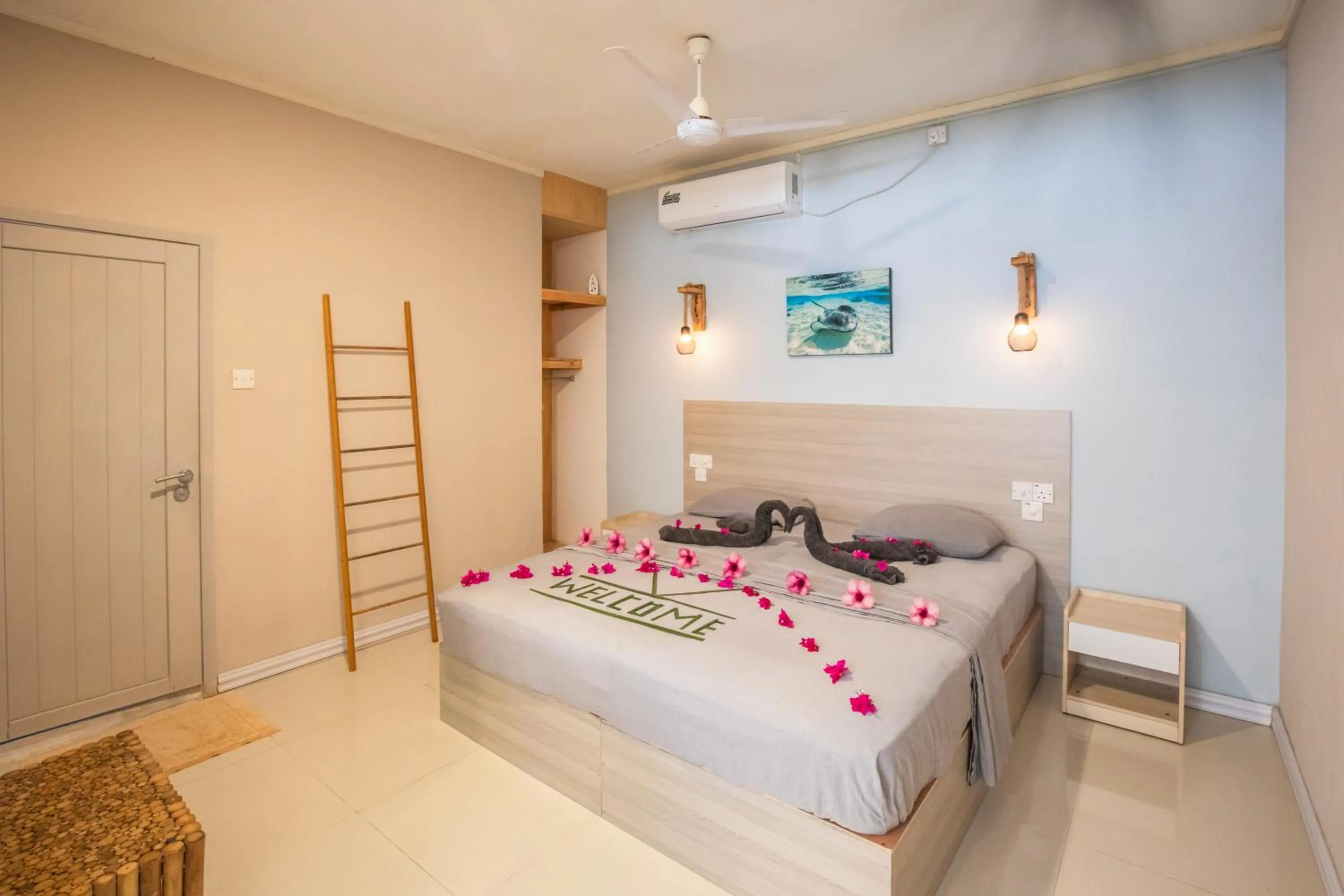 Property building, Bed in Dive Villa Thoddoo