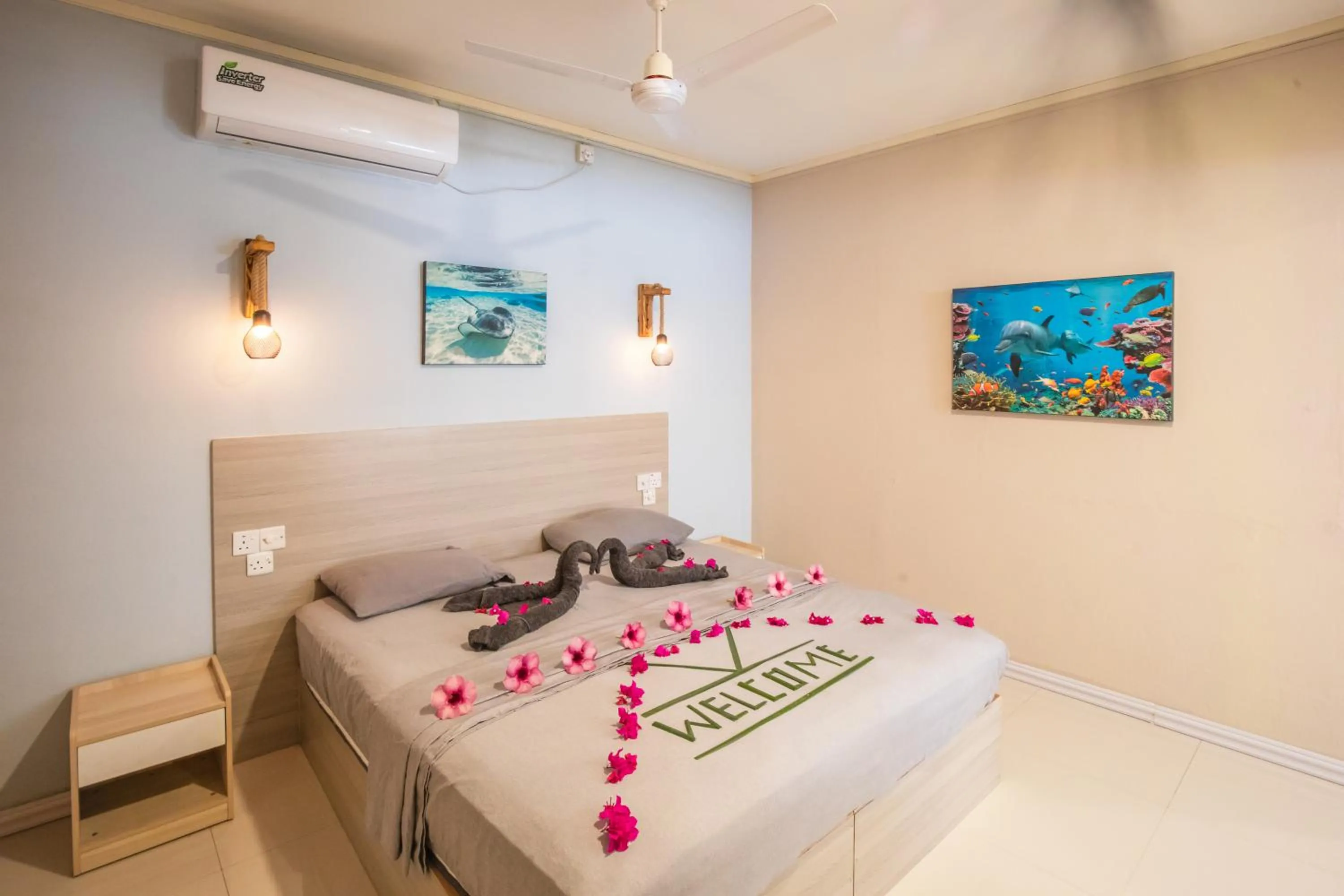 Property building, Bed in Dive Villa Thoddoo