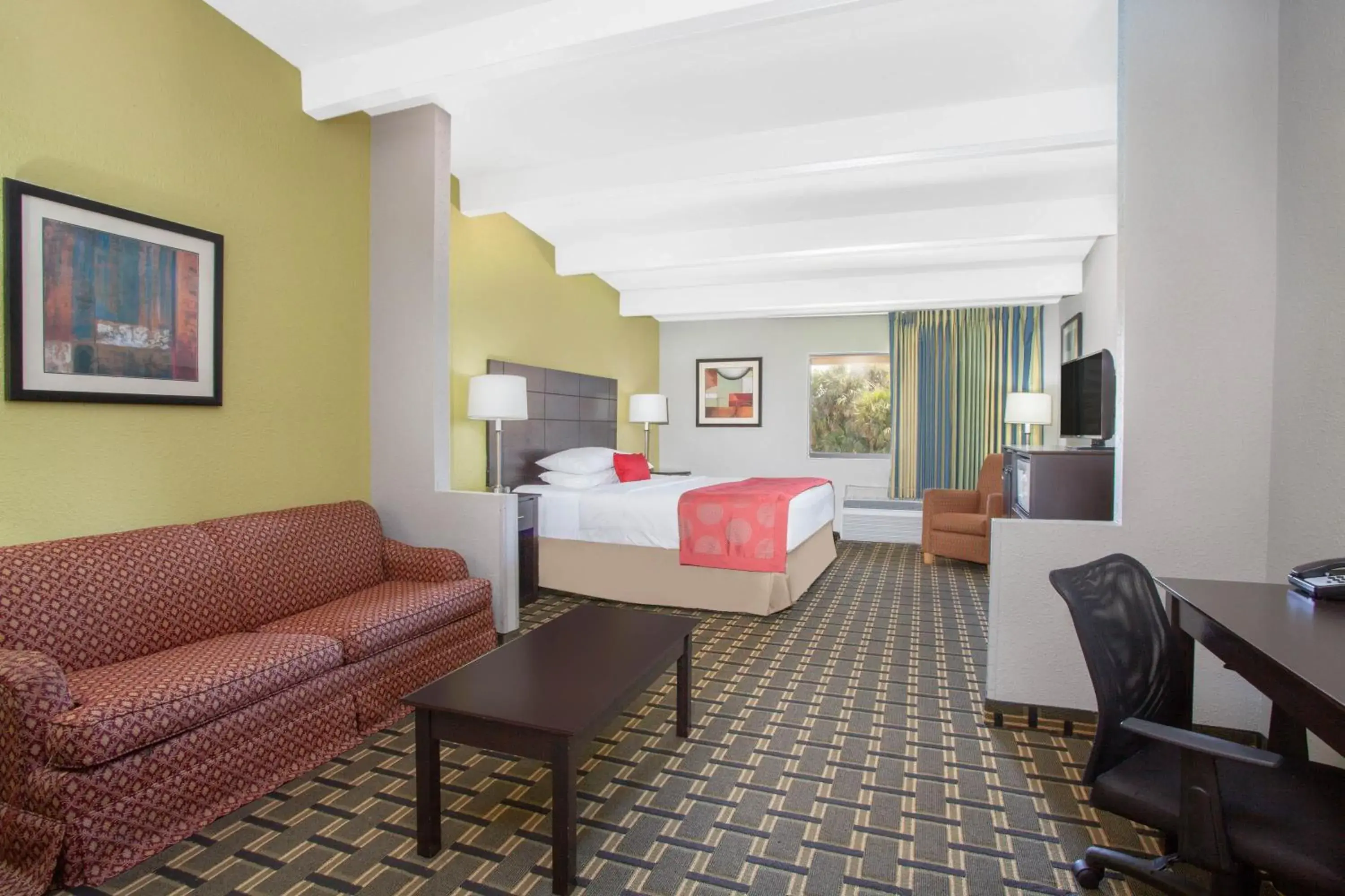 Photo of the whole room, Seating Area in Ramada by Wyndham Davenport Orlando South
