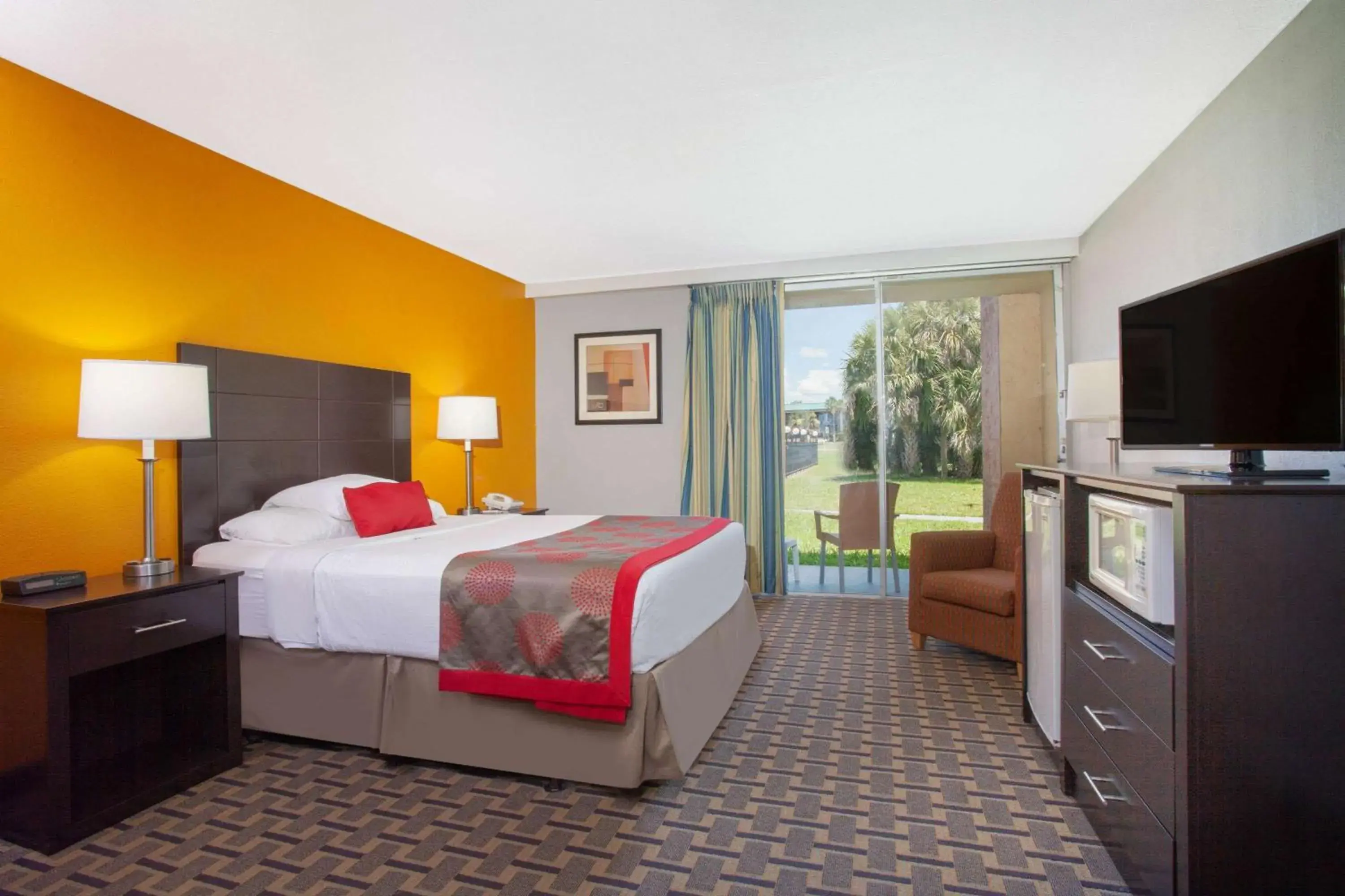 Photo of the whole room, Bed in Ramada by Wyndham Davenport Orlando South
