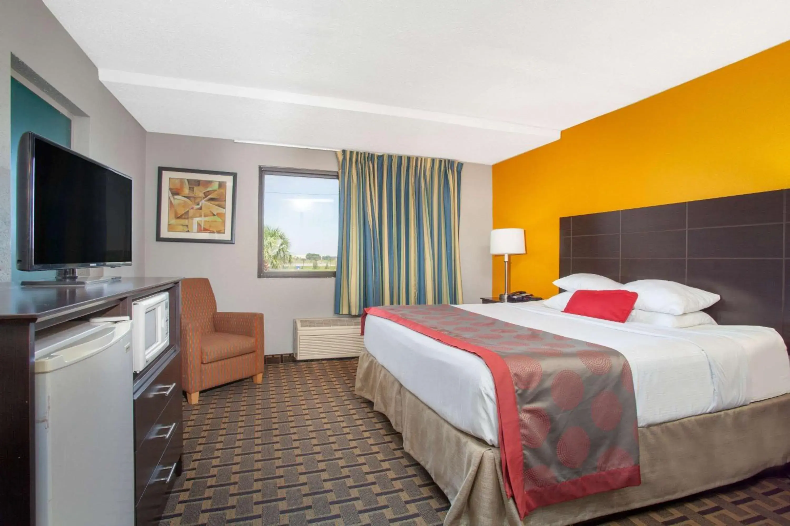 Photo of the whole room, Bed in Ramada by Wyndham Davenport Orlando South