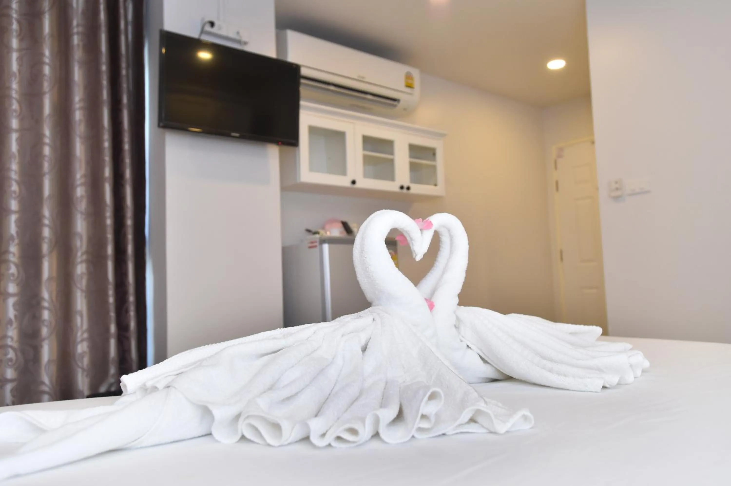 TV and multimedia, Bed in Parvena Hotel Sathorn