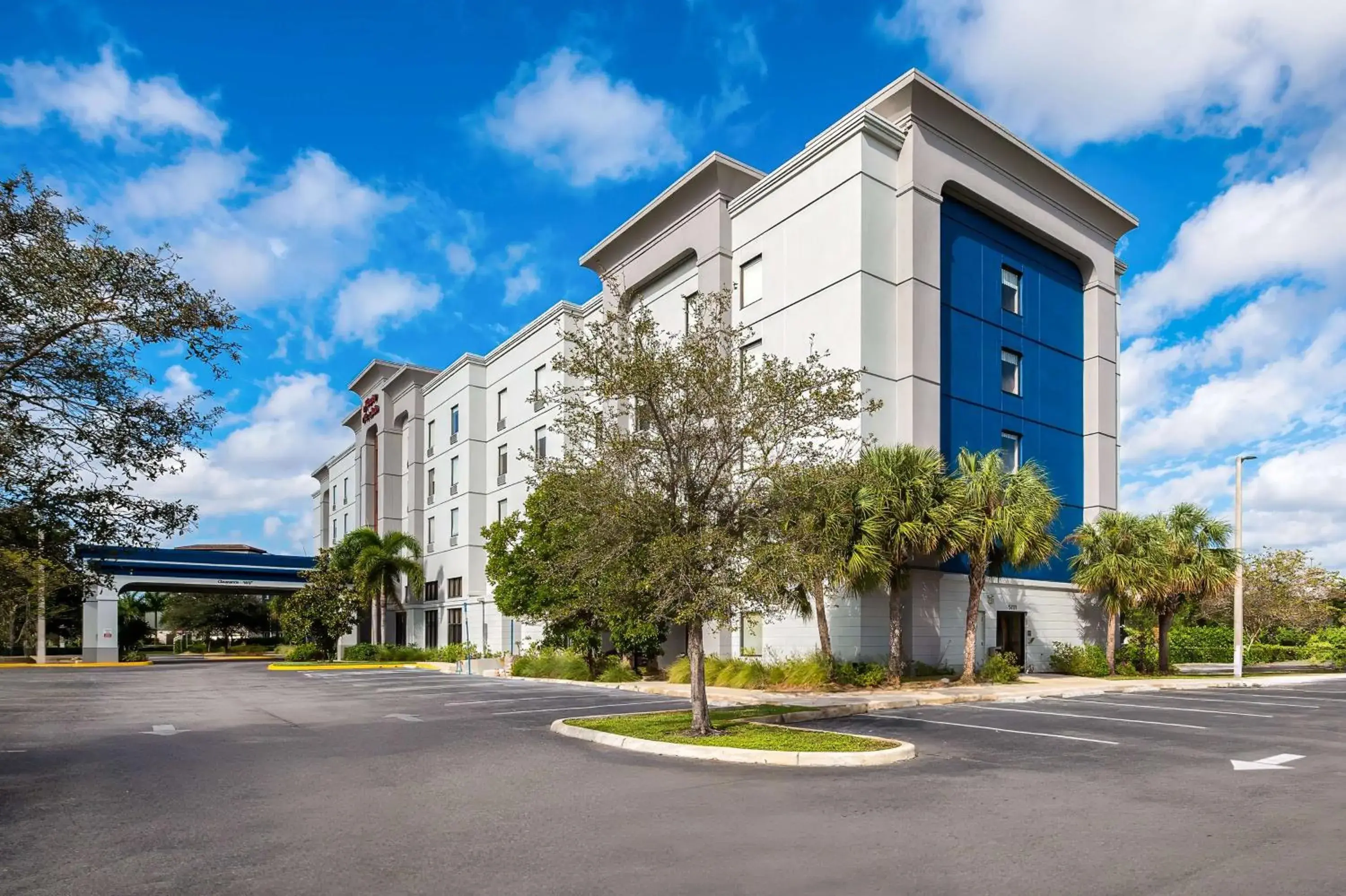 Property building in Hampton Inn & Suites Ft. Lauderdale/West-Sawgrass/Tamarac, FL Property building in Hampton Inn & Suites Ft. Lauderdale/West-Sawgrass/Tamarac, FL