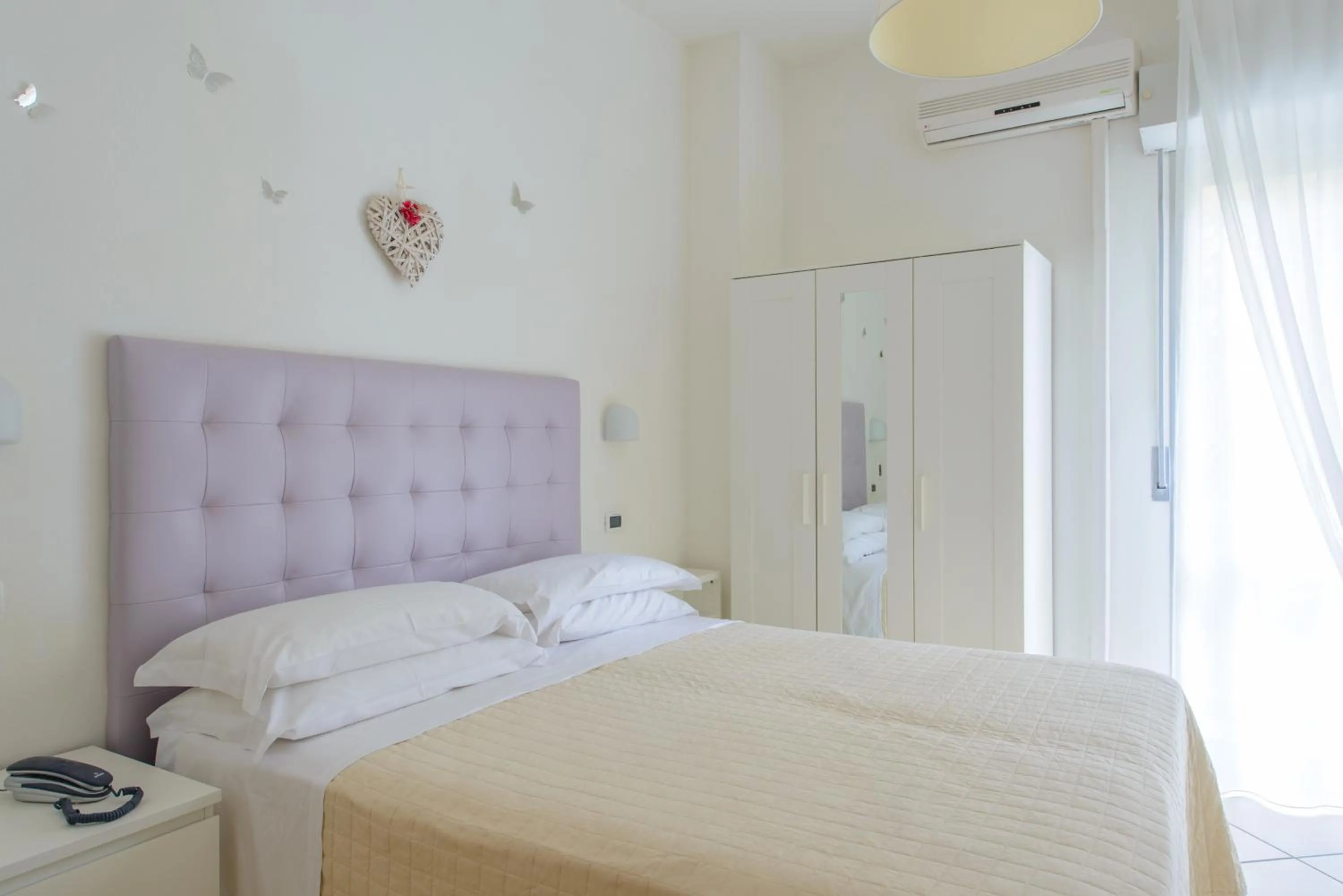 Bathroom, Bed in Hotel Caraibi