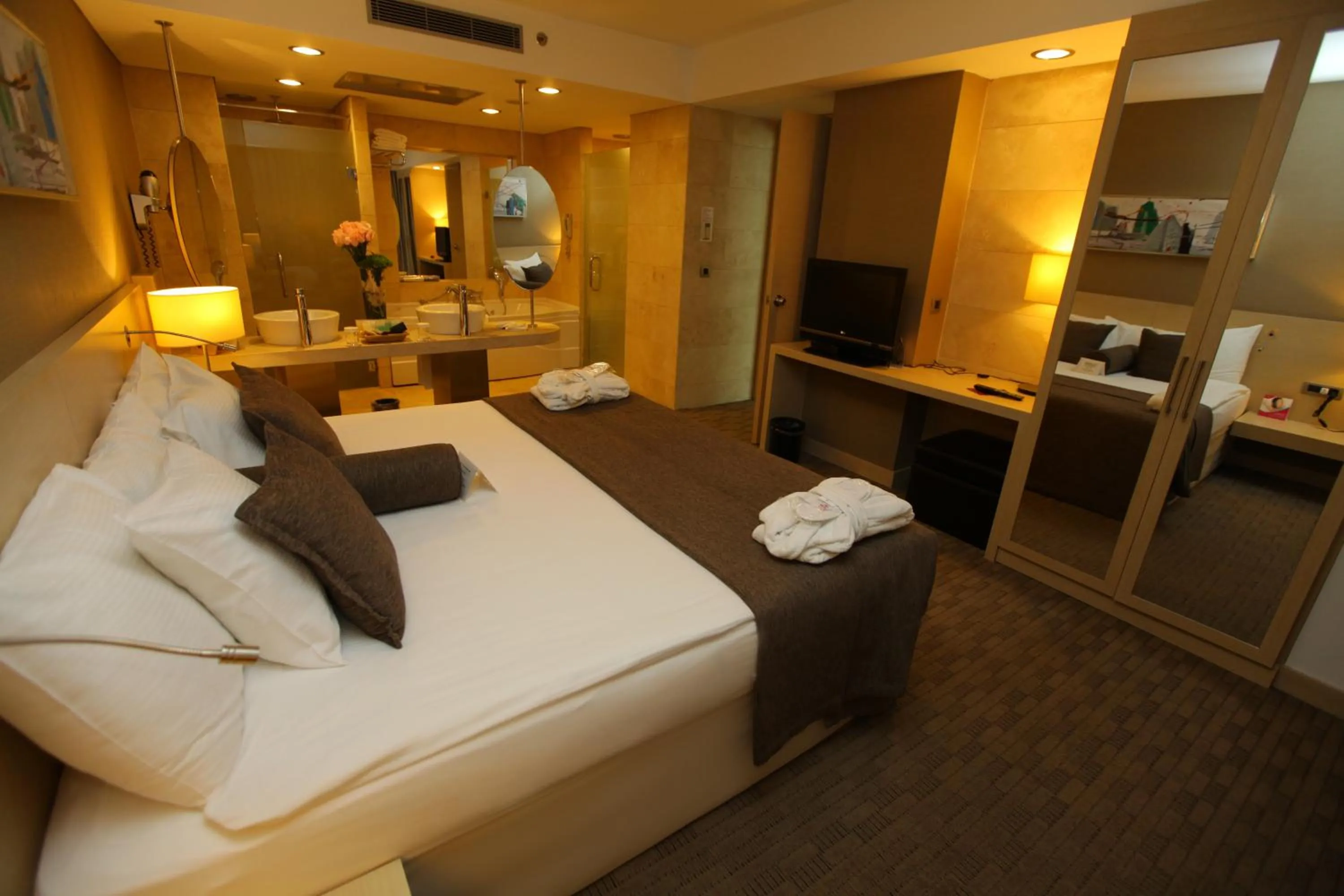 Photo of the whole room, Bed in CPAnkara Hotel