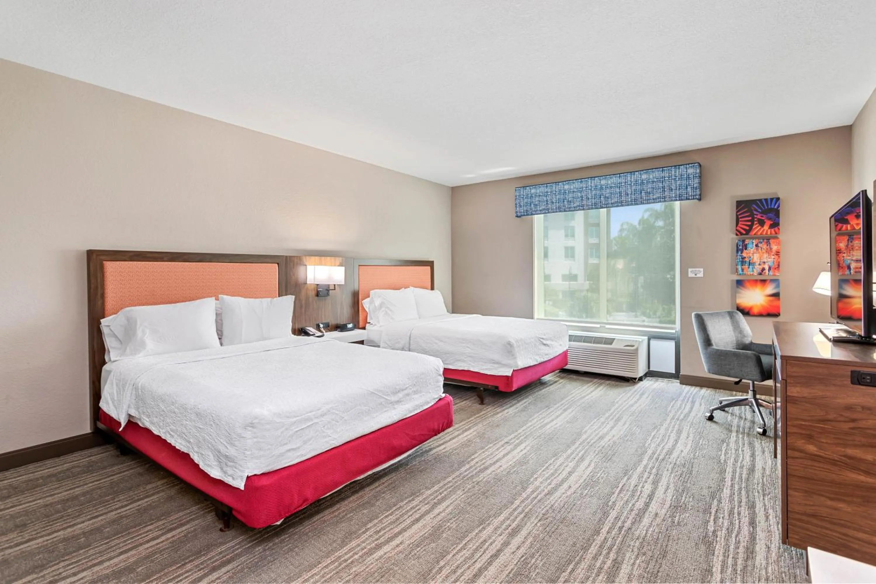 Photo of the whole room, Bed in Hampton Inn & Suites Orlando-Apopka