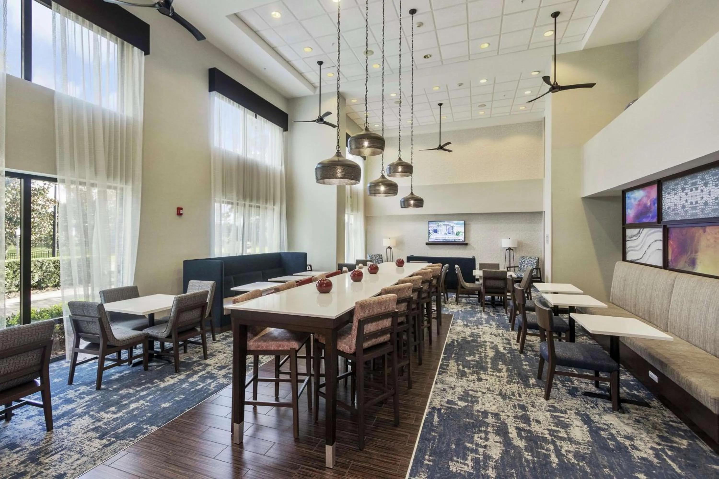 Dining area in Hampton Inn & Suites Orlando-Apopka