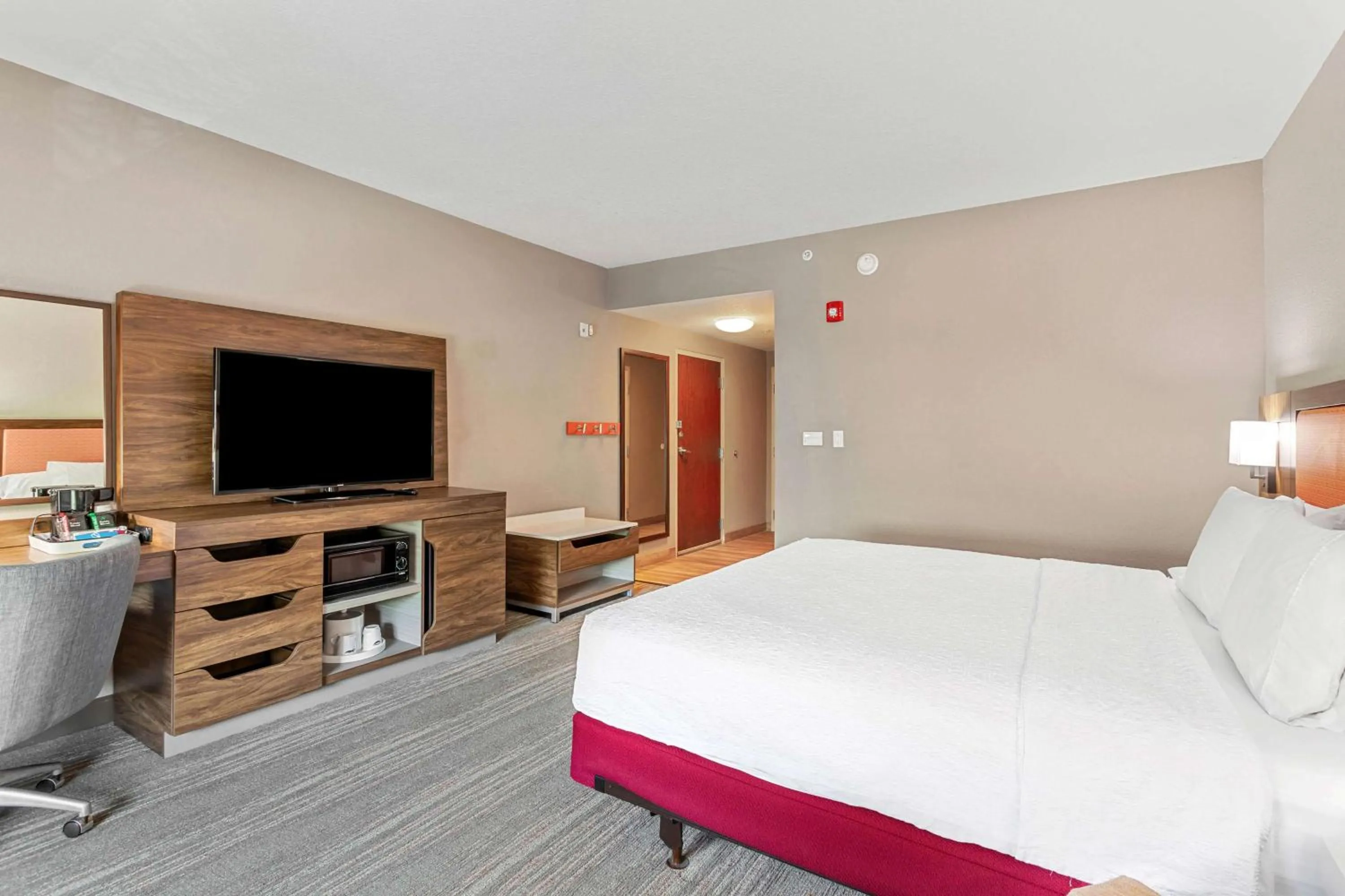 Bed in Hampton Inn & Suites Orlando-Apopka