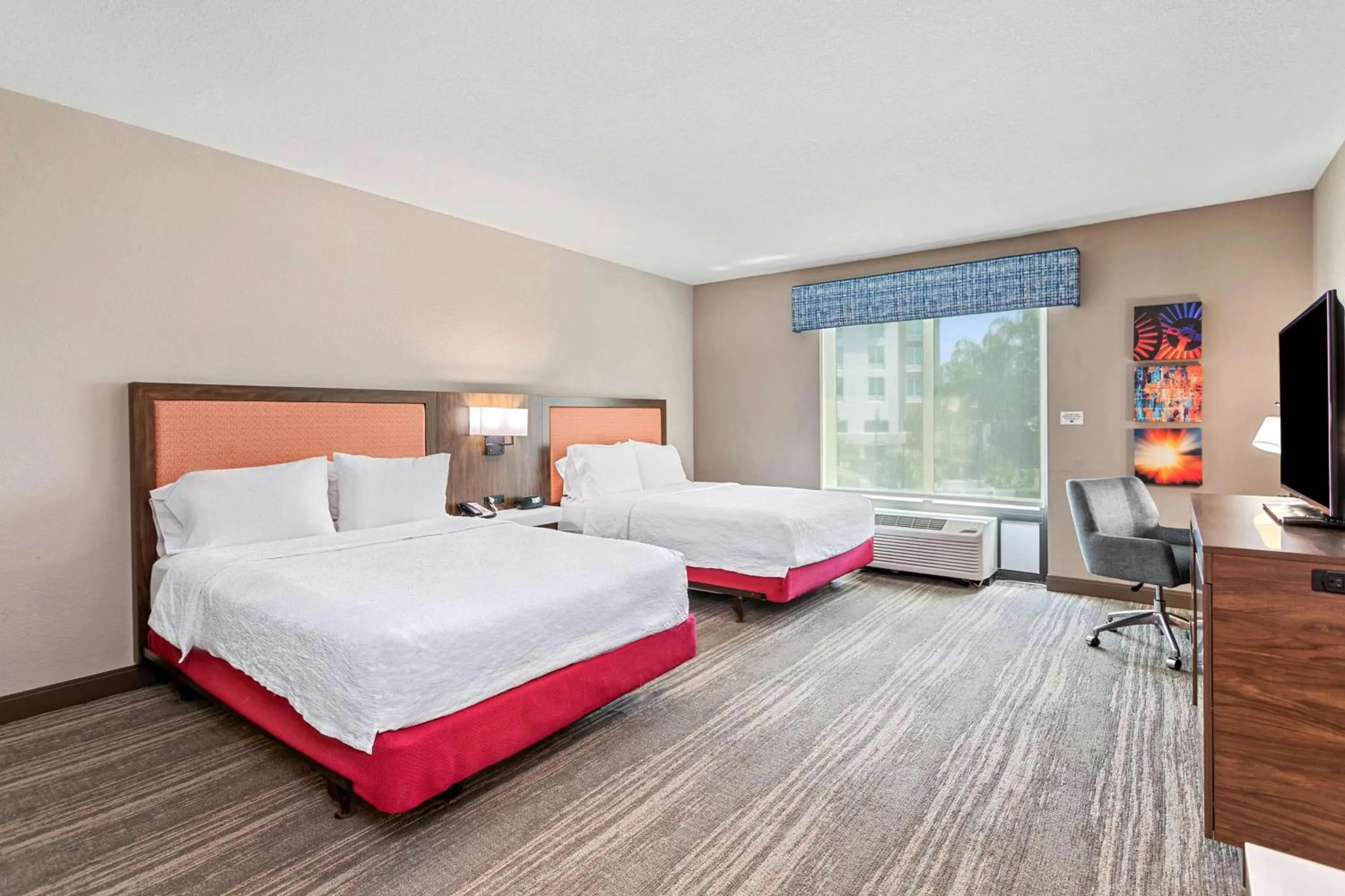 Bed in Hampton Inn & Suites Orlando-Apopka