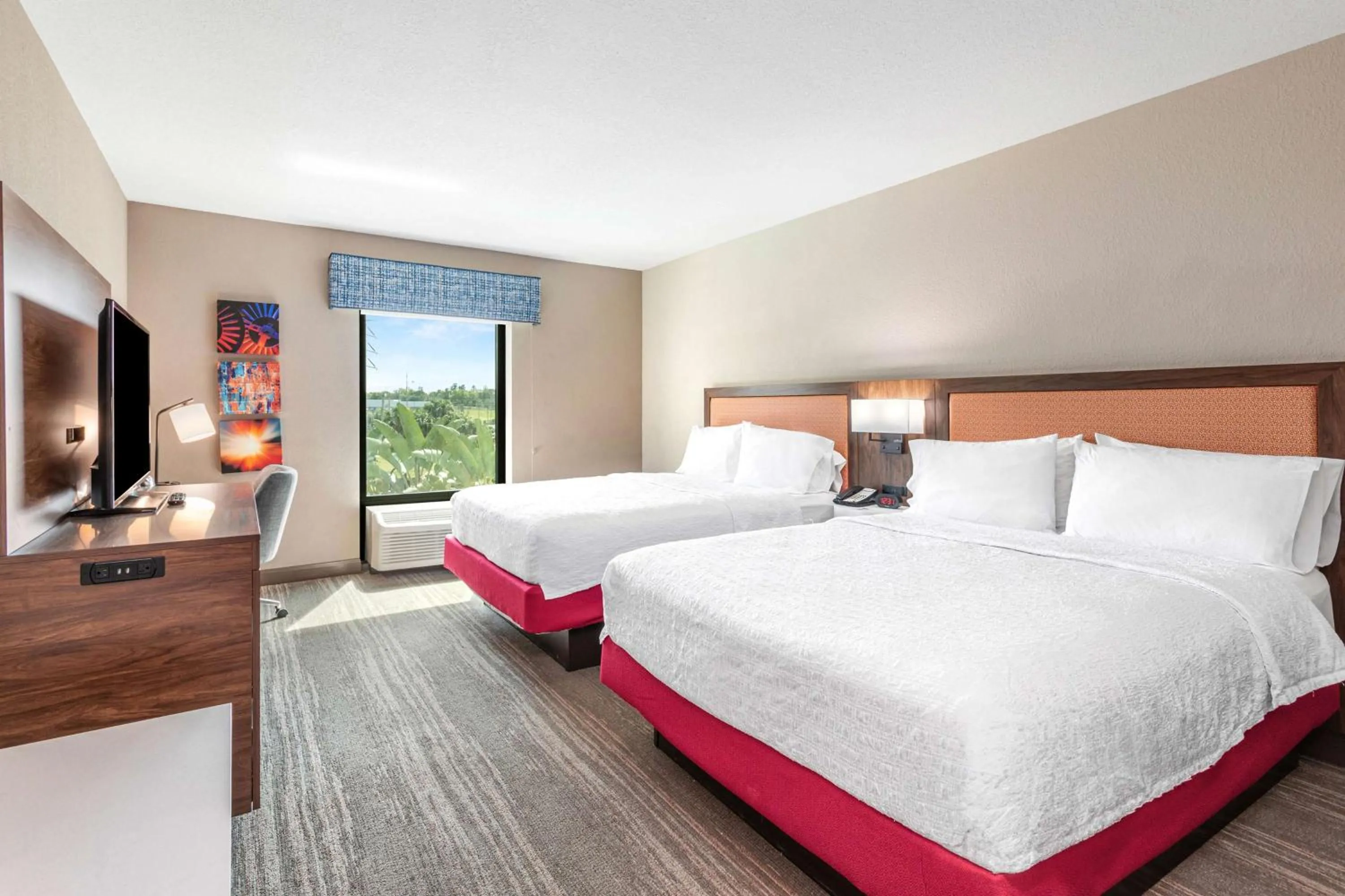 Bed in Hampton Inn & Suites Orlando-Apopka