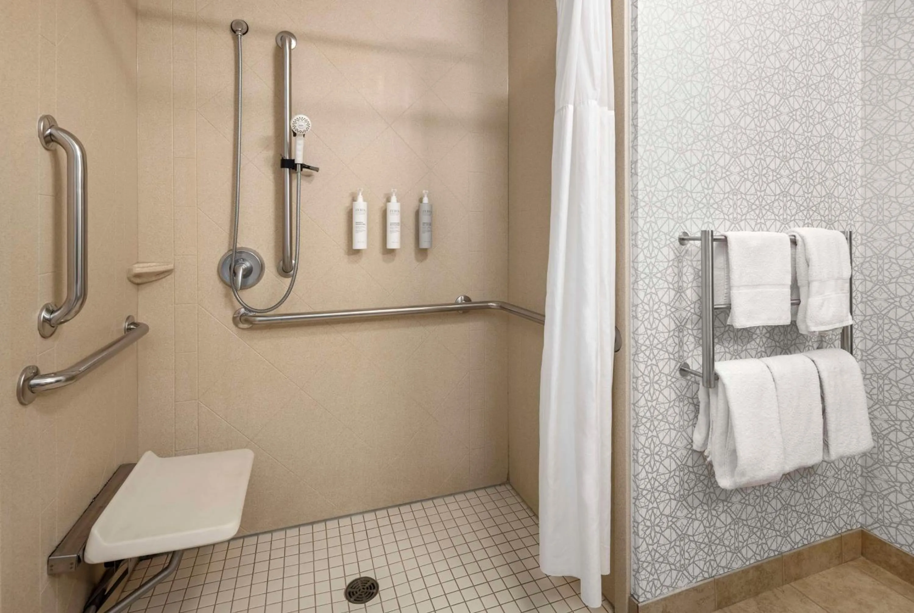 Bathroom in Hampton Inn Fairmont