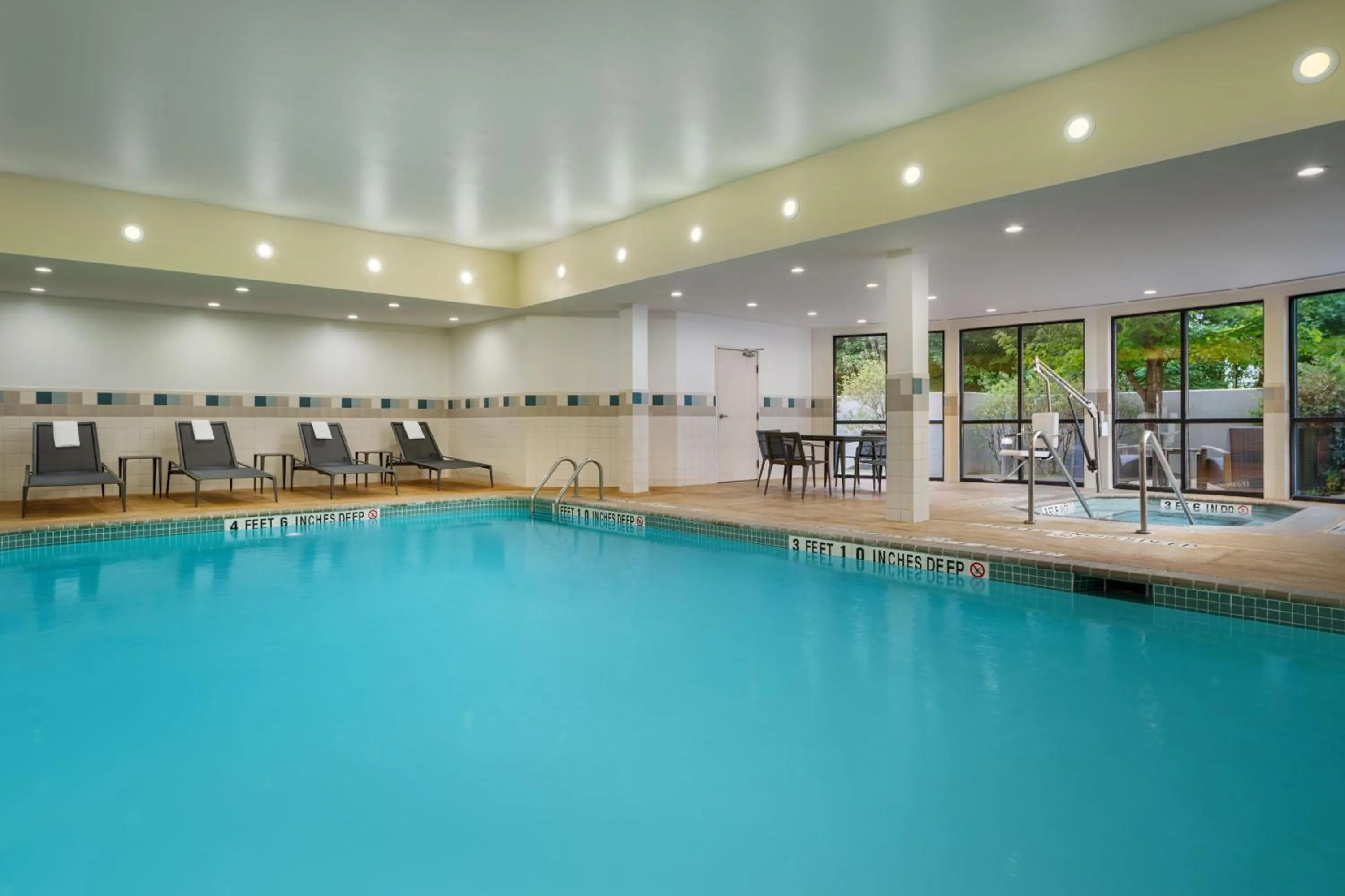 Swimming pool in Courtyard by Marriott Kingston