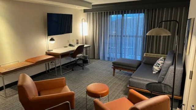 Living room in Courtyard by Marriott Kingston