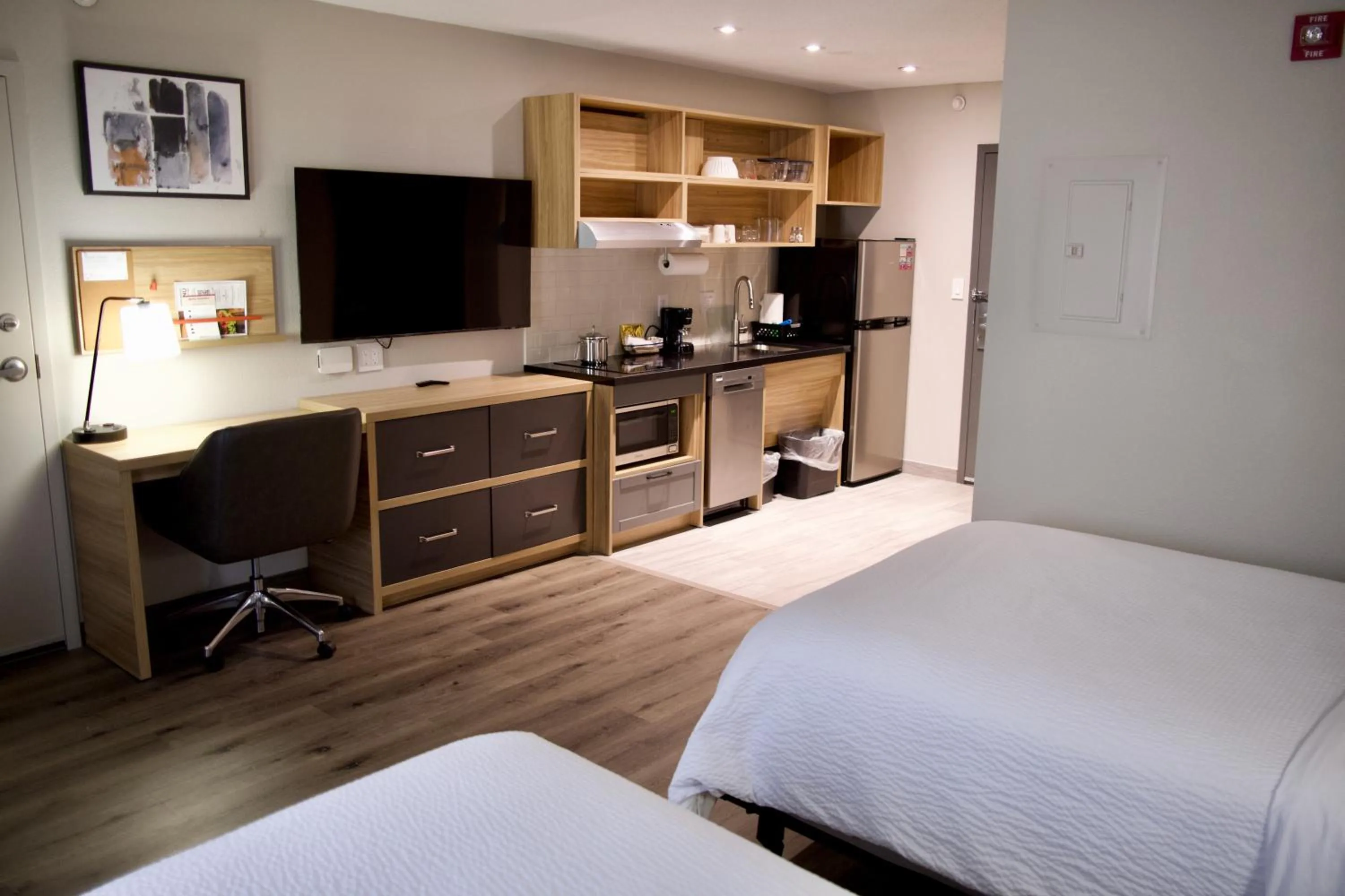 Photo of the whole room, Bed in Candlewood Suites Harrisonburg by IHG