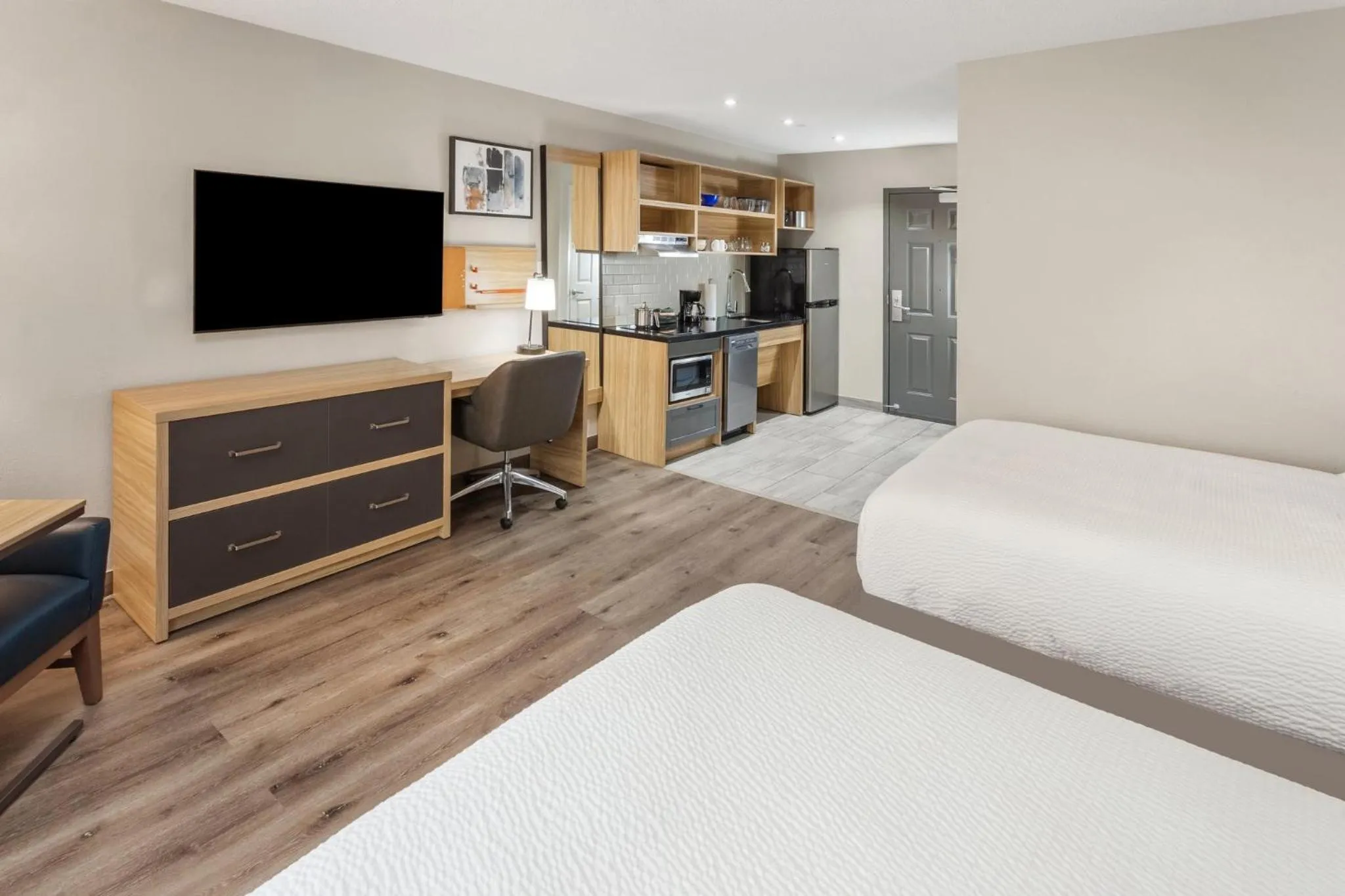 Photo of the whole room, Bed in Candlewood Suites Harrisonburg by IHG