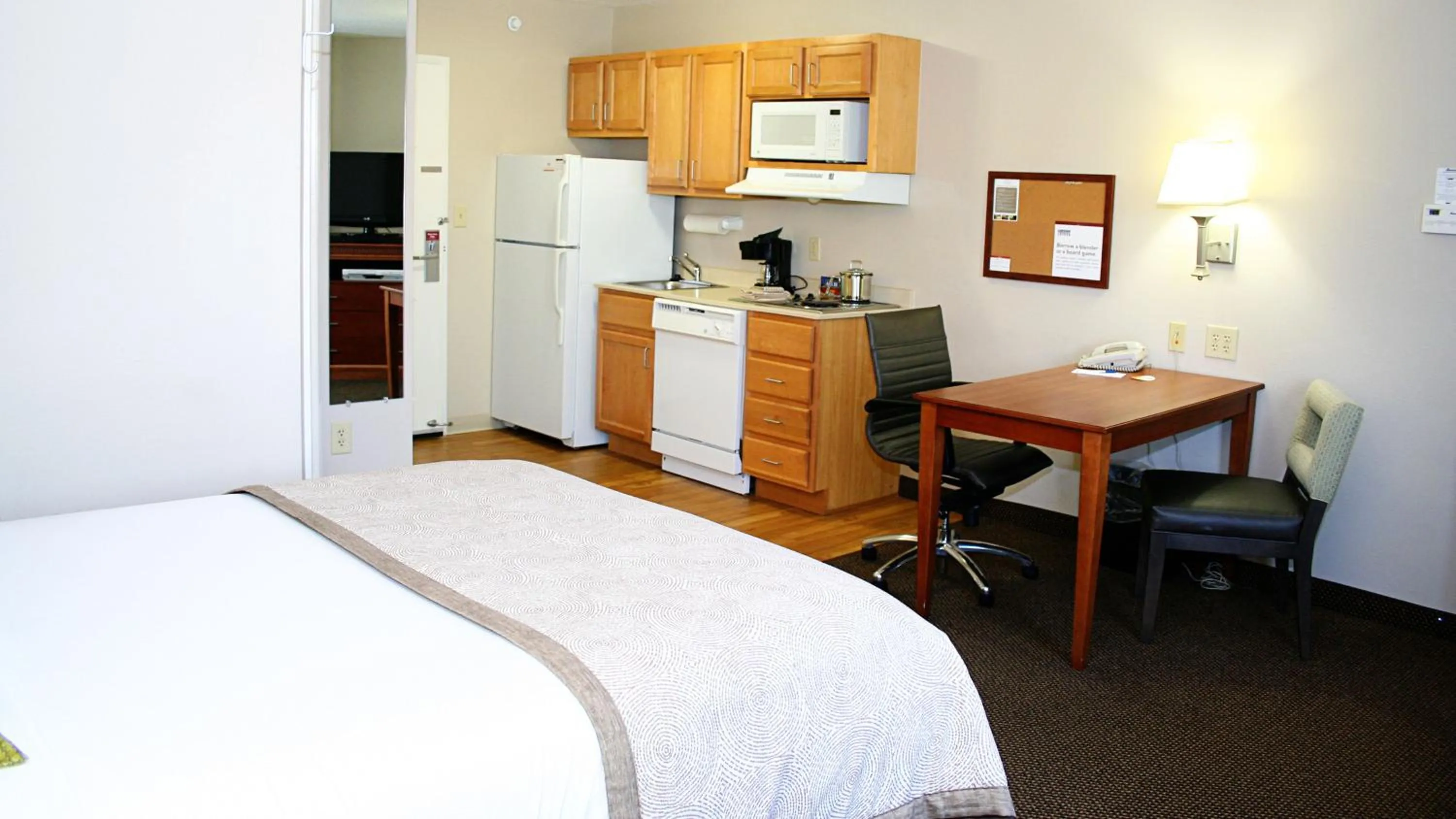 Photo of the whole room, Bed in Candlewood Suites Harrisonburg by IHG