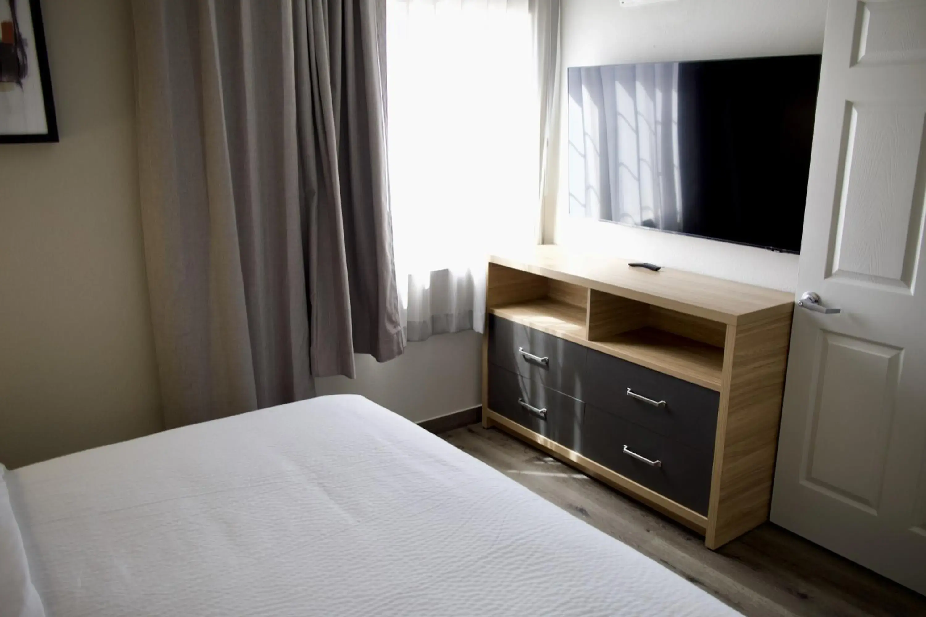 Bedroom, Bed in Candlewood Suites Harrisonburg by IHG Bedroom, Bed in Candlewood Suites Harrisonburg by IHG